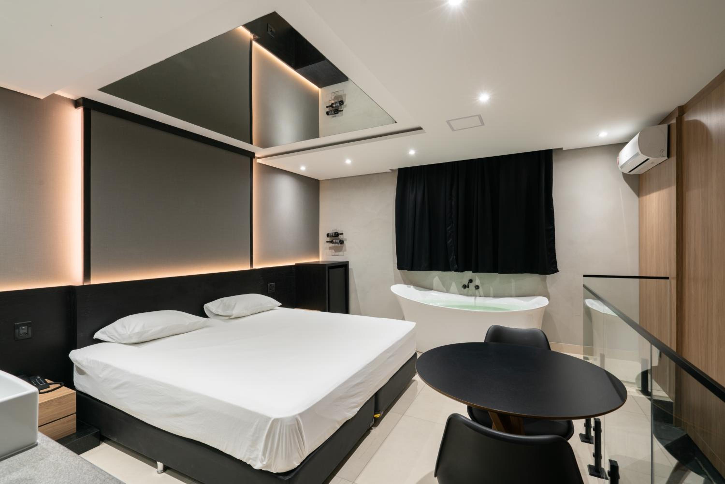 Suite with Spa Bath - Photo 2