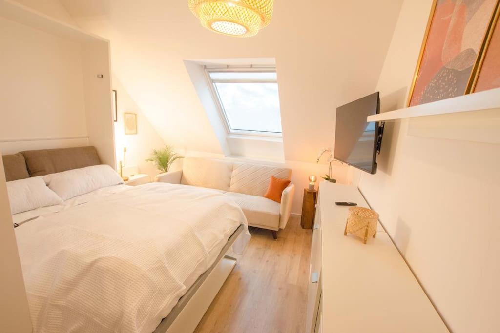 One-Bedroom Apartment photo 1