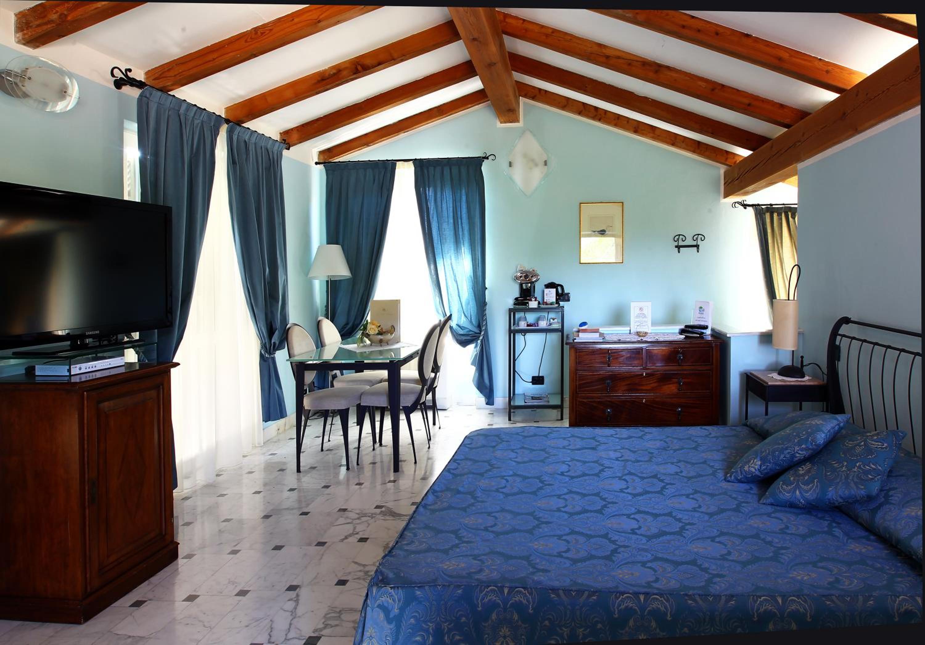 Suite - Photo 1