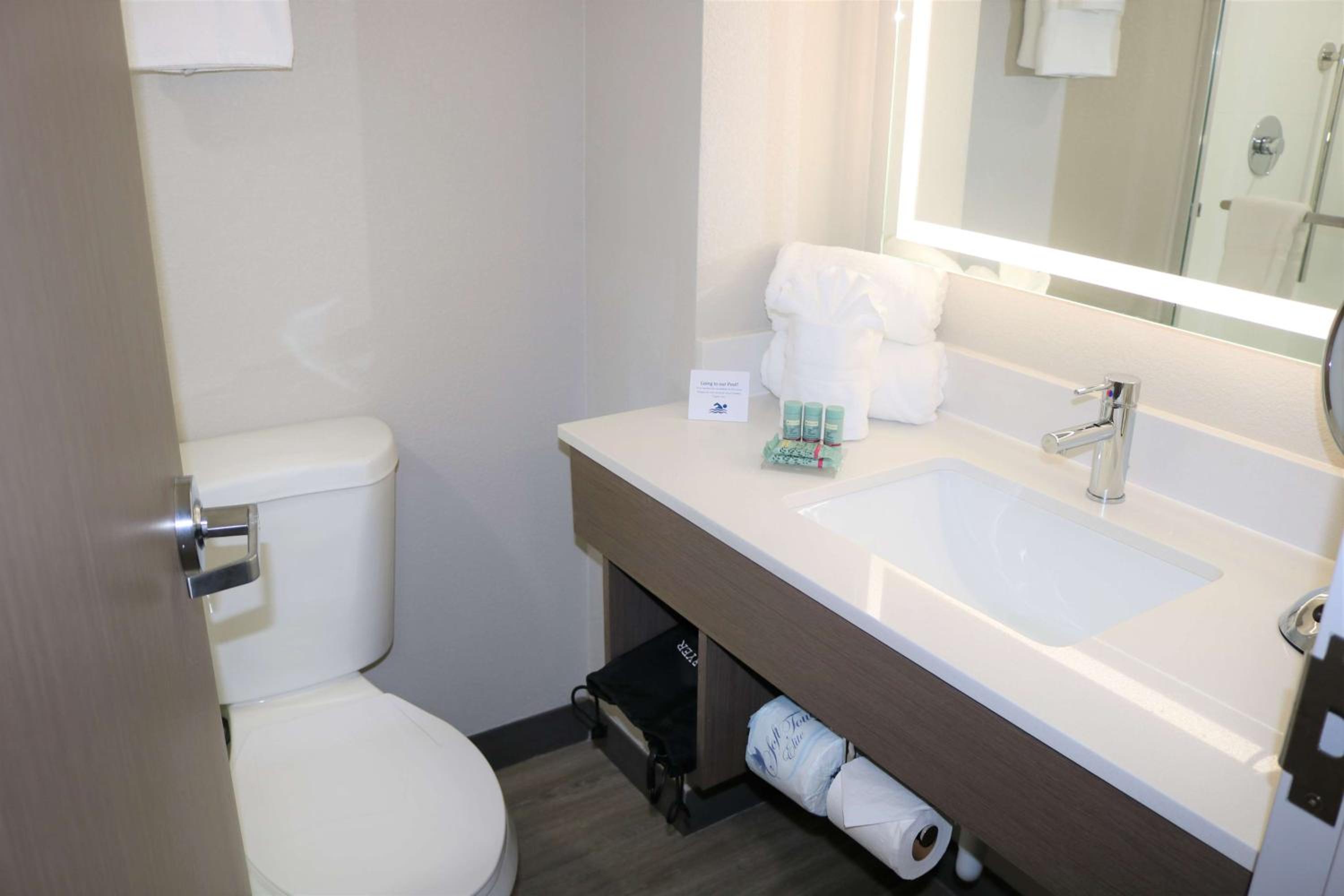 Oceanfront Queen Room with Two Queen Beds and Kitchenette - Non-Smoking - Photo 2