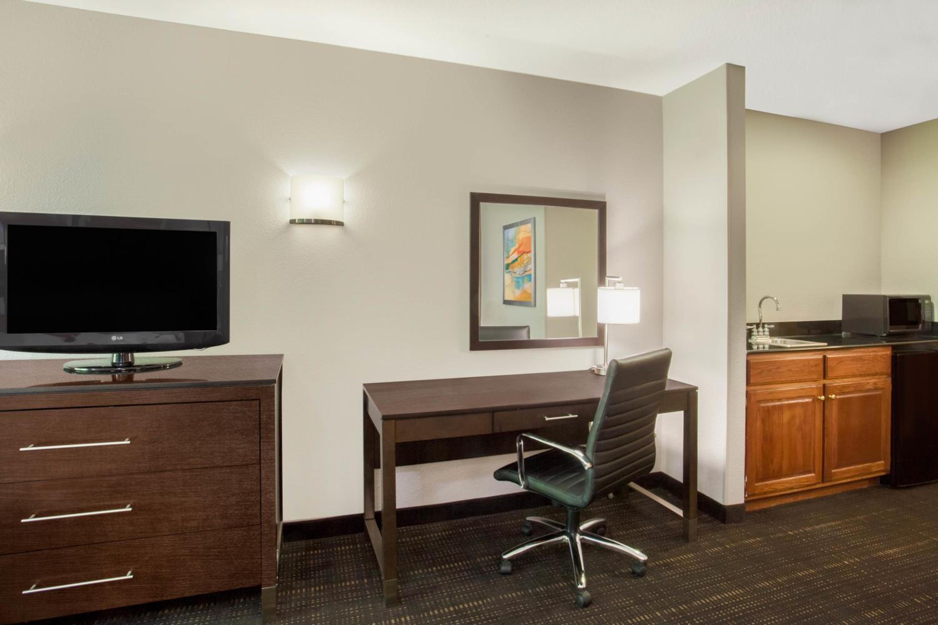 Deluxe King Room - Non-Smoking - Photo 6