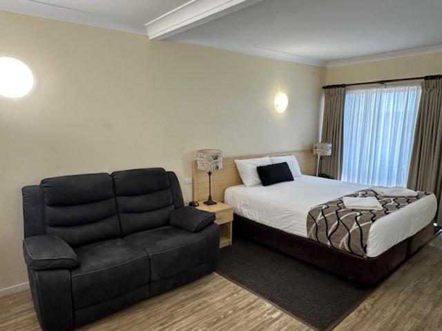 Executive King Suite with Spa Bath photo 1