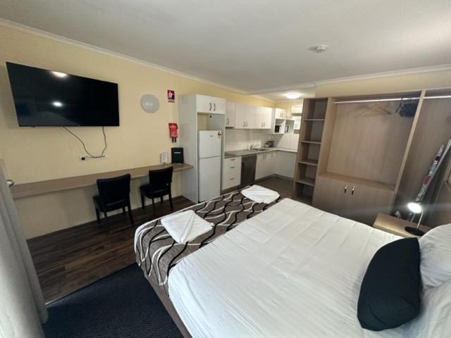 Self Contained Deluxe King Room photo 3
