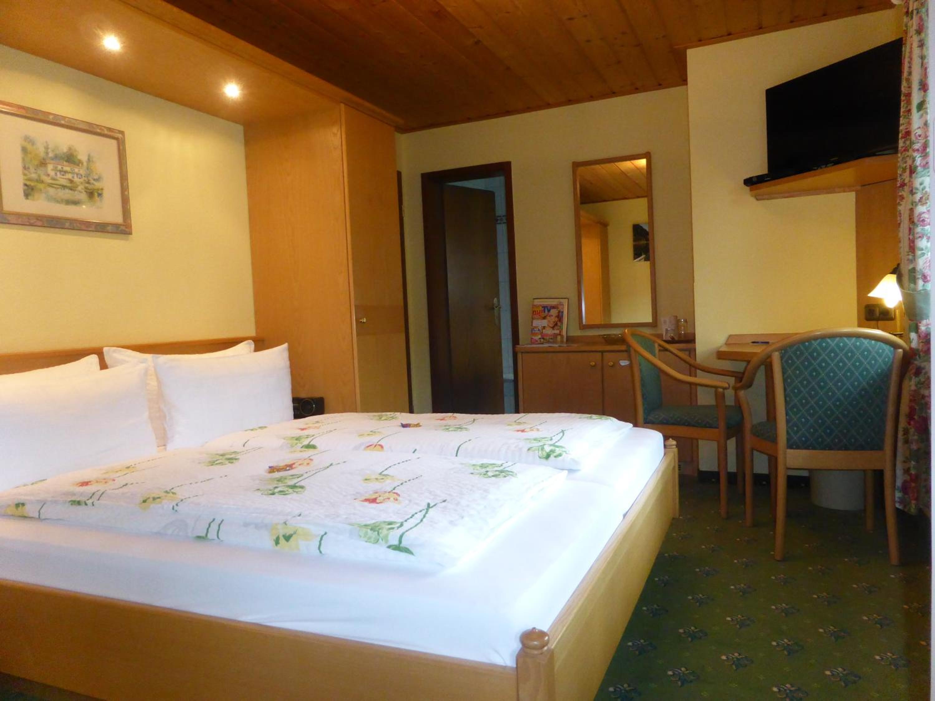 Economy Double Room photo 3