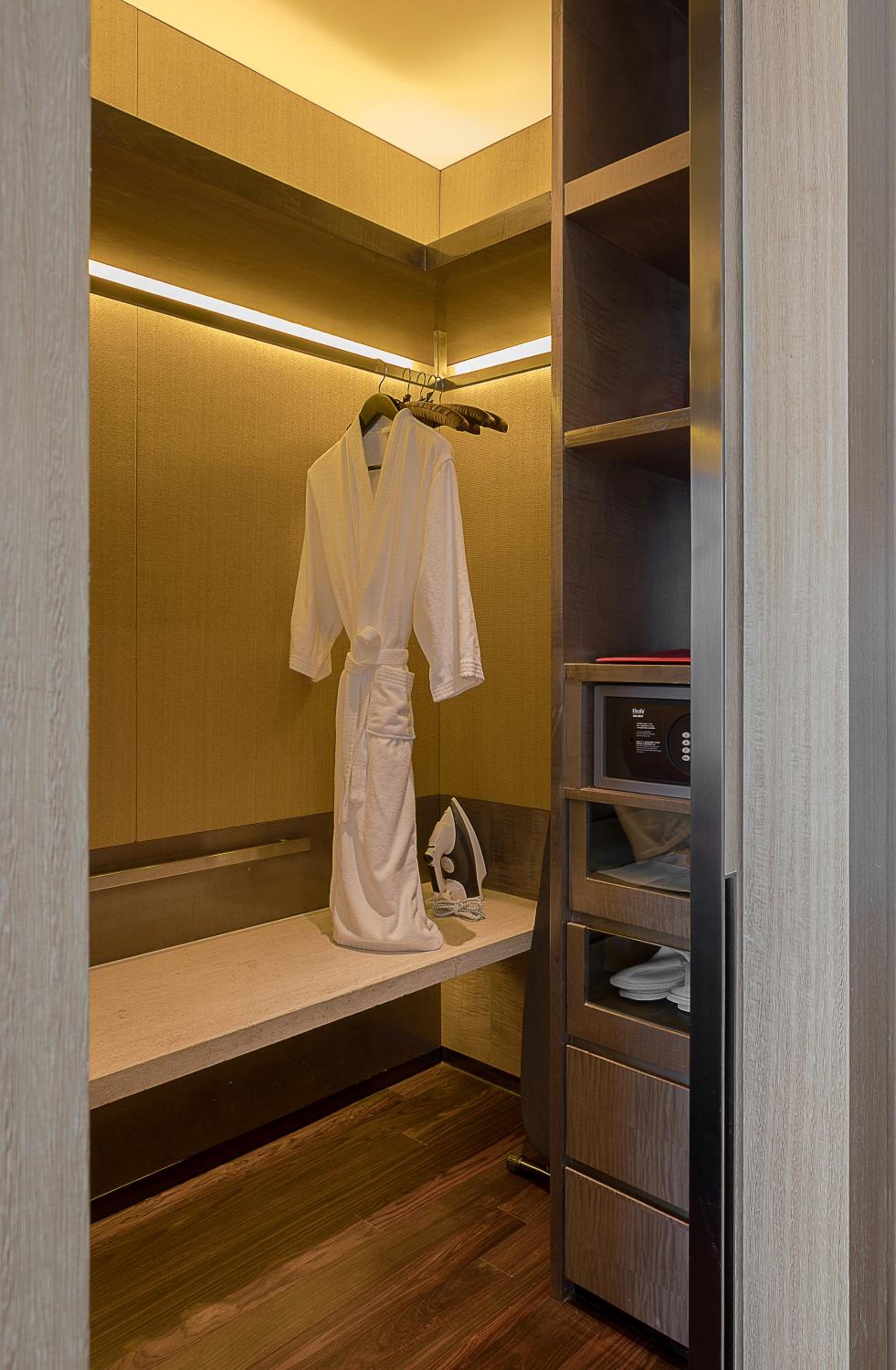 Deluxe King Room photo 3