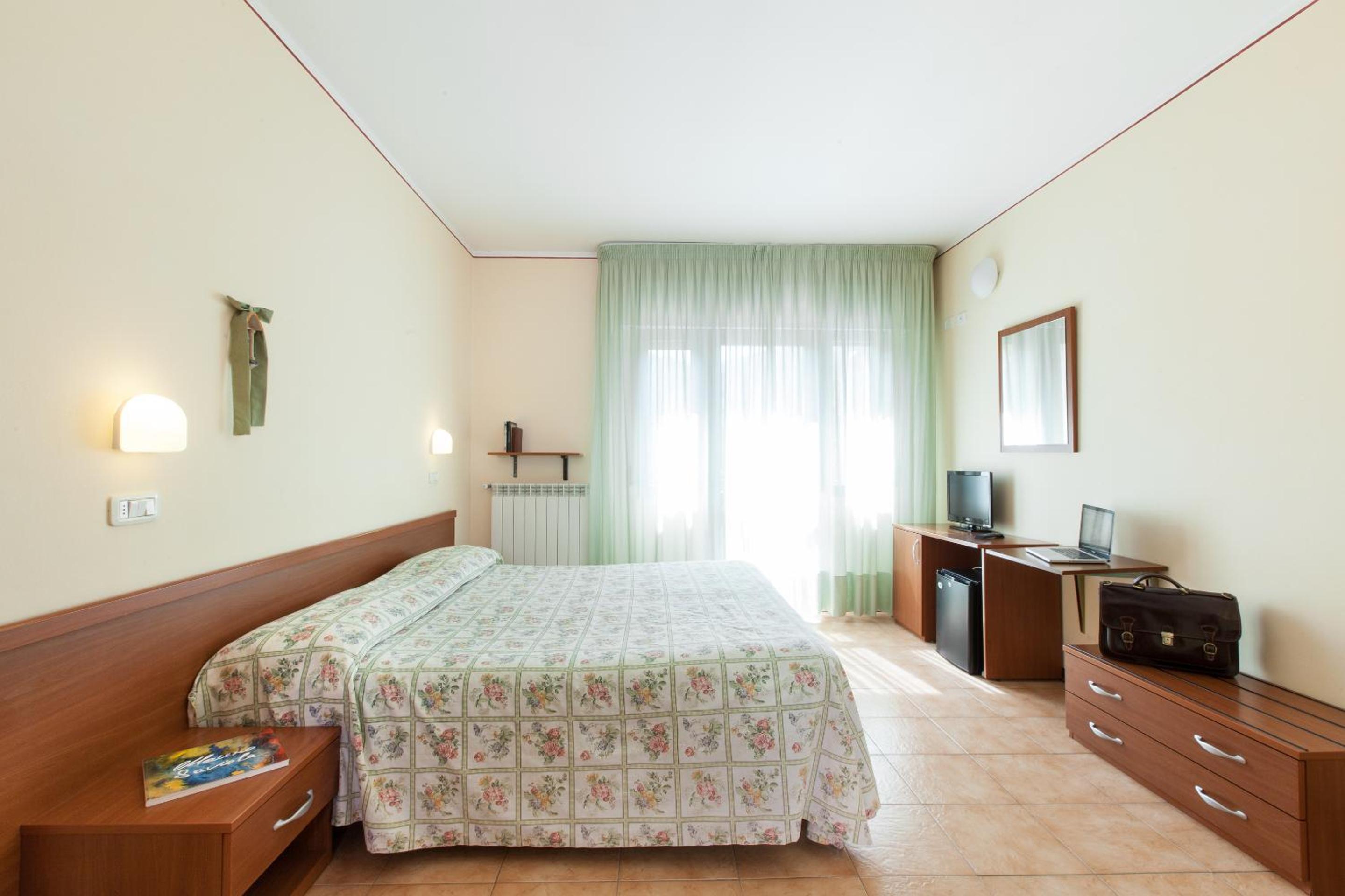 Classic Triple Room photo 2