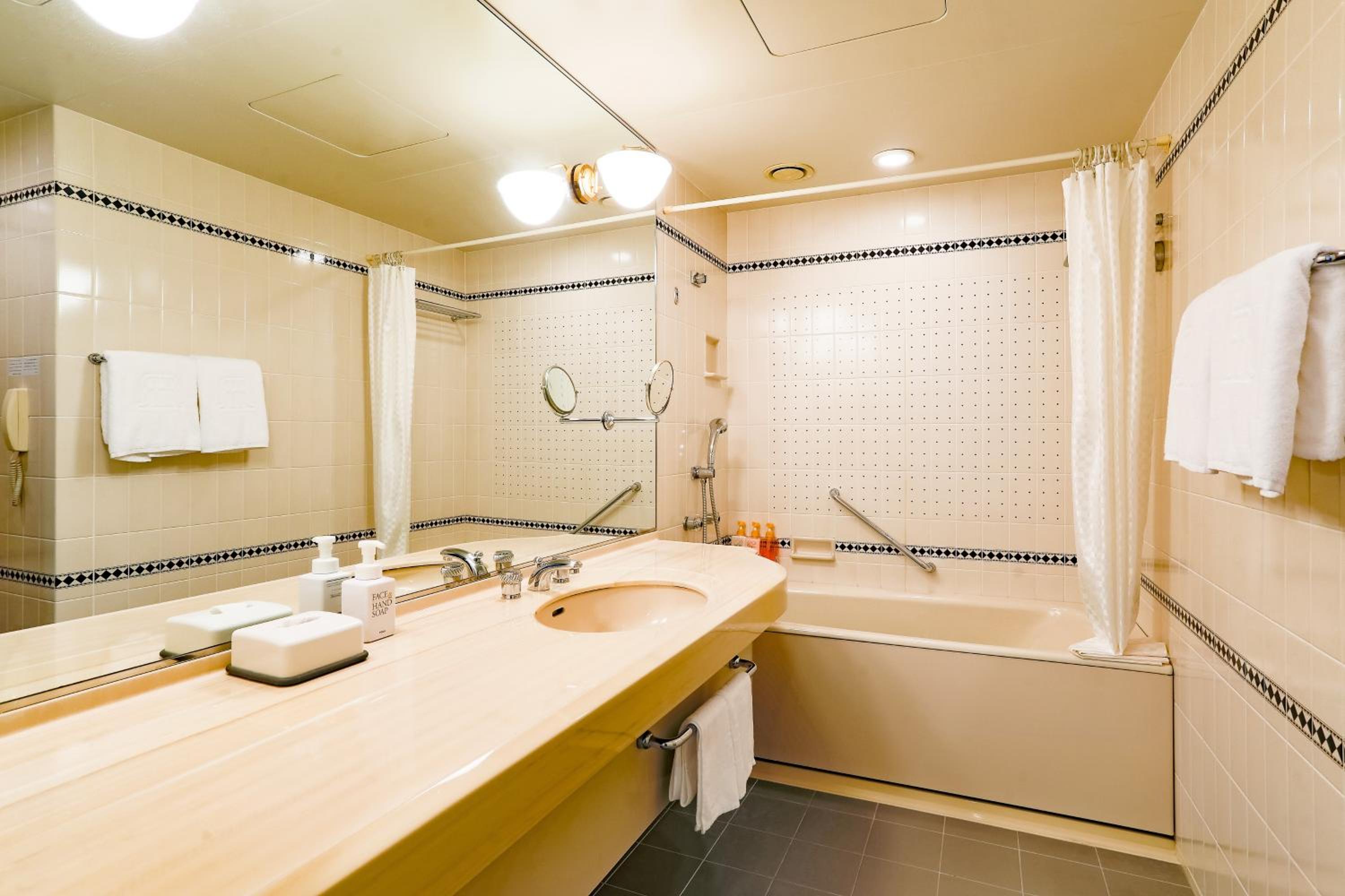 Superior Twin Room with Extra Bed 35㎡ - Non-Smoking photo 2