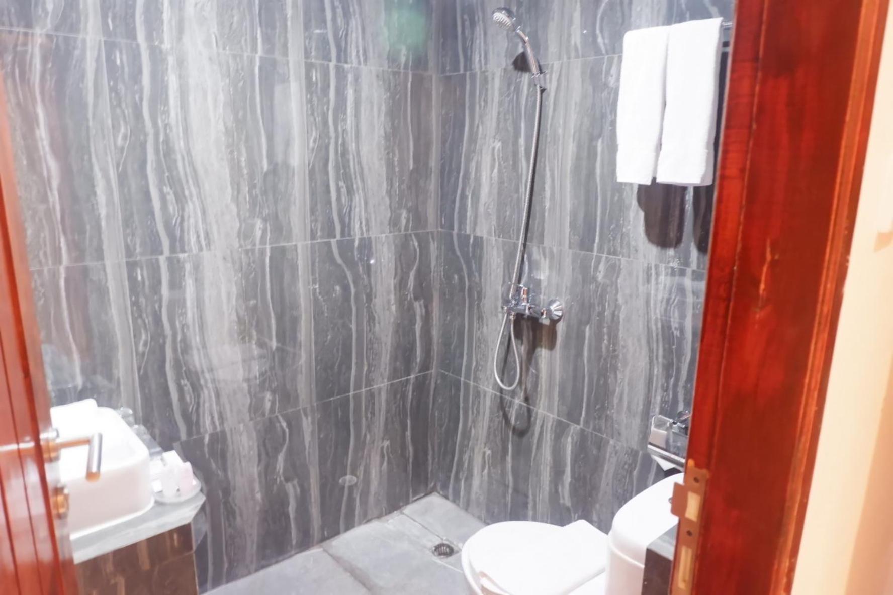 Large Double Room - Photo 10