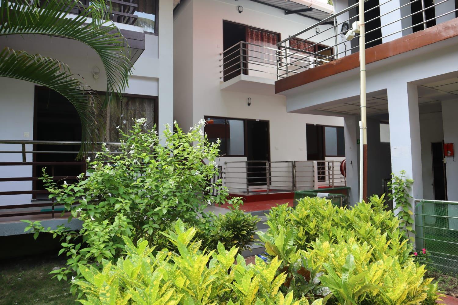 Room with building view - Photo 2
