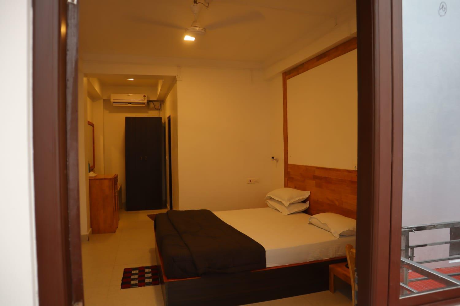 Room with building view - Photo 3
