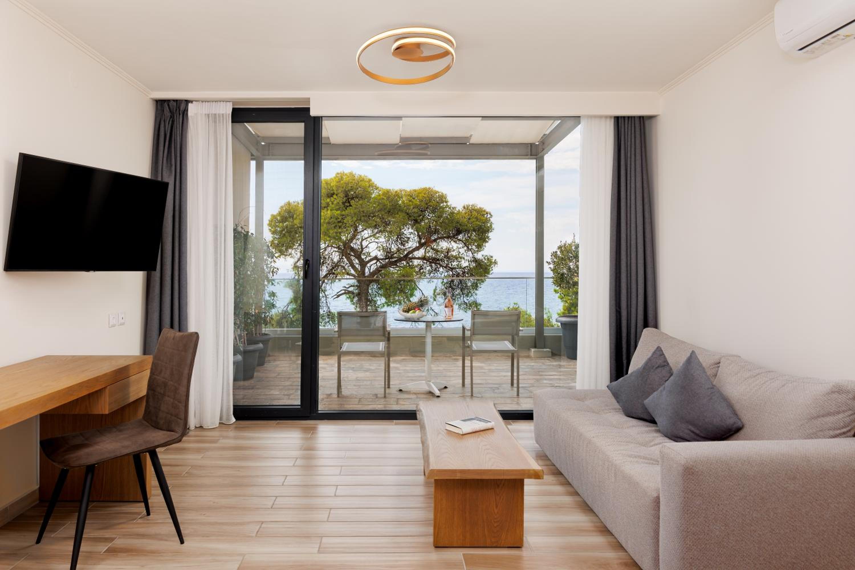 Junior Suite with Sea View - Photo 5