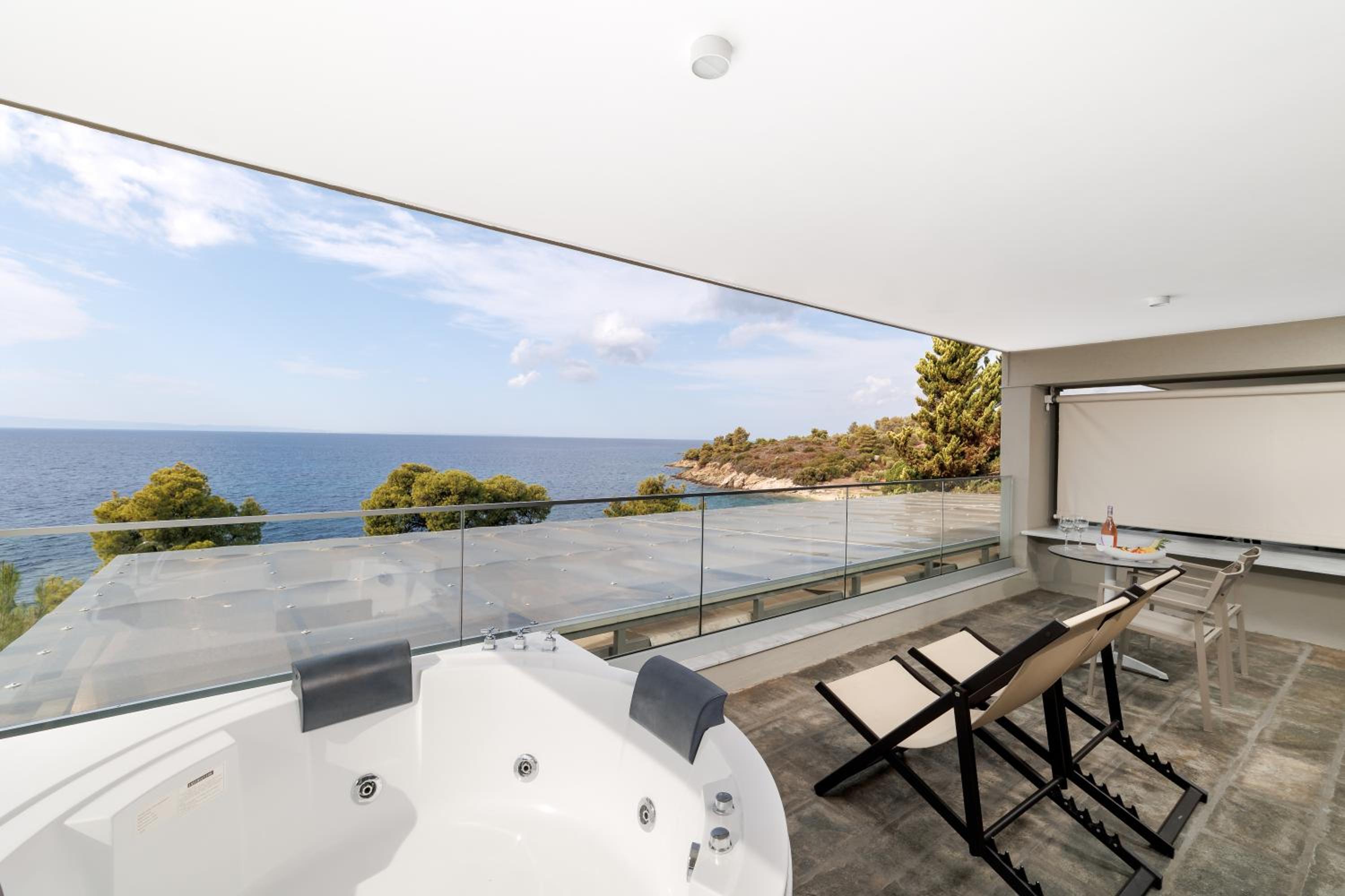 Deluxe Suite with Sea View and Jacuzzi photo 3