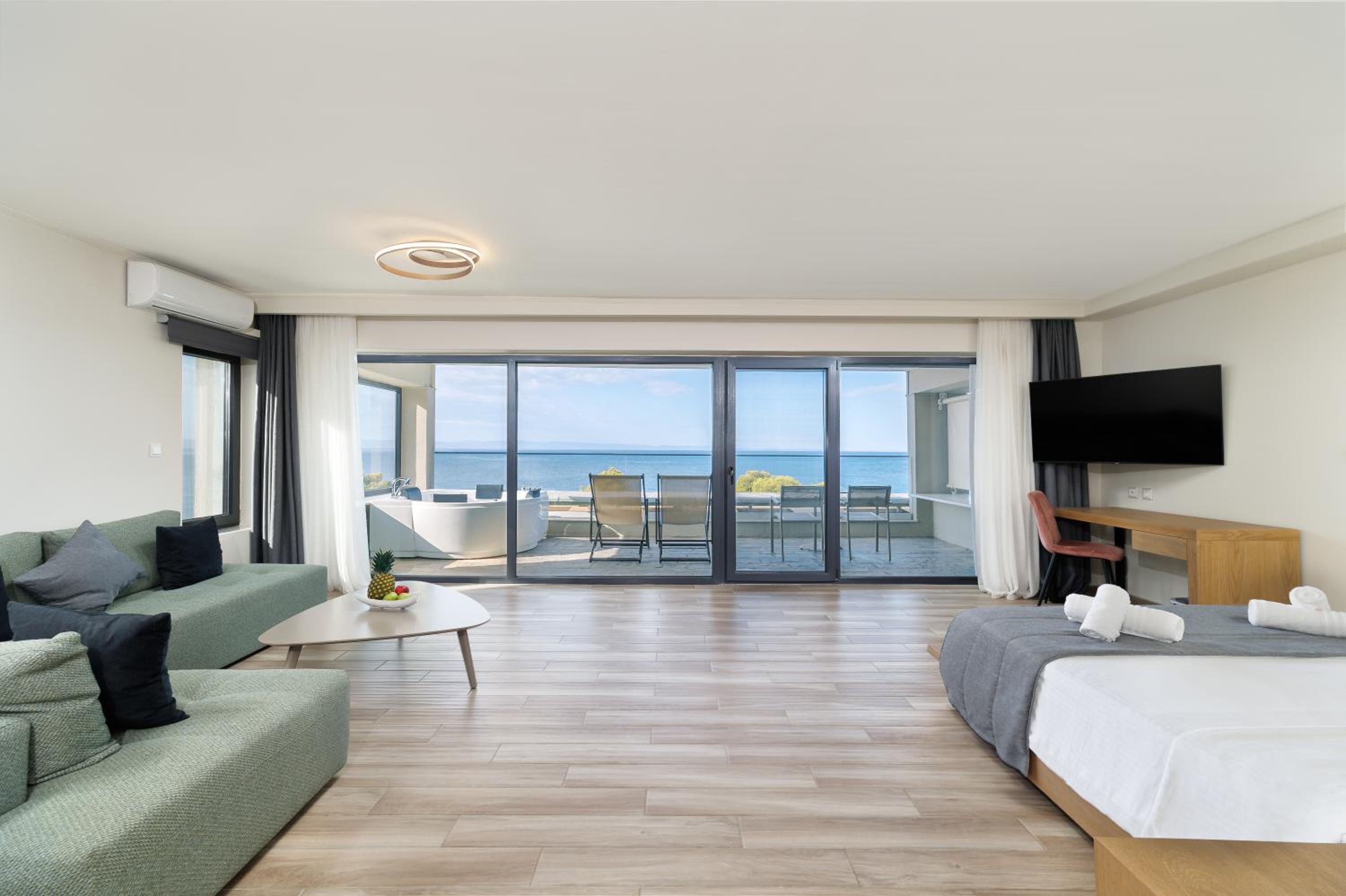 Deluxe Suite with Sea View and Jacuzzi