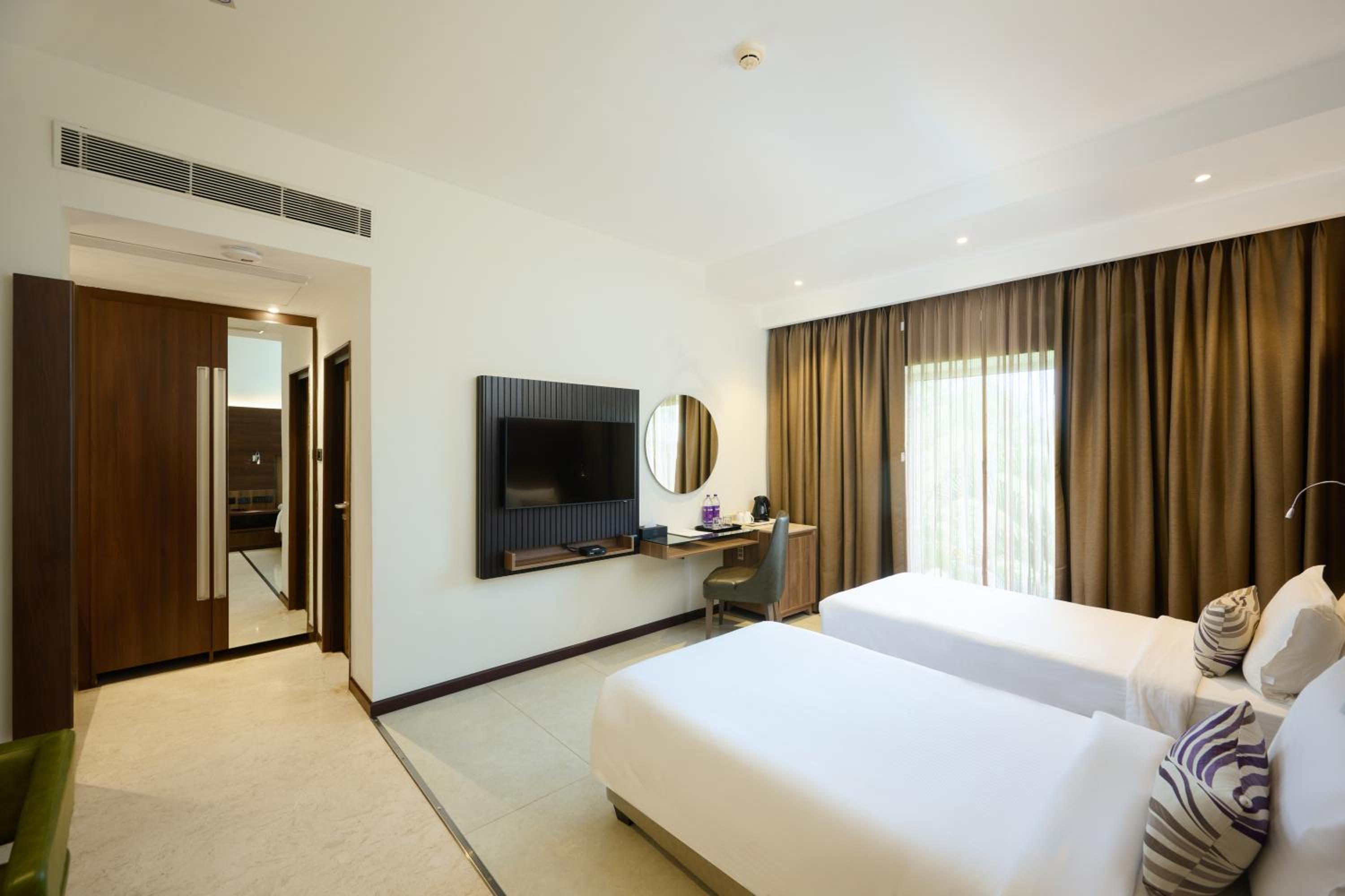 Deluxe twin room with complimentary airport transfers - Photo 5