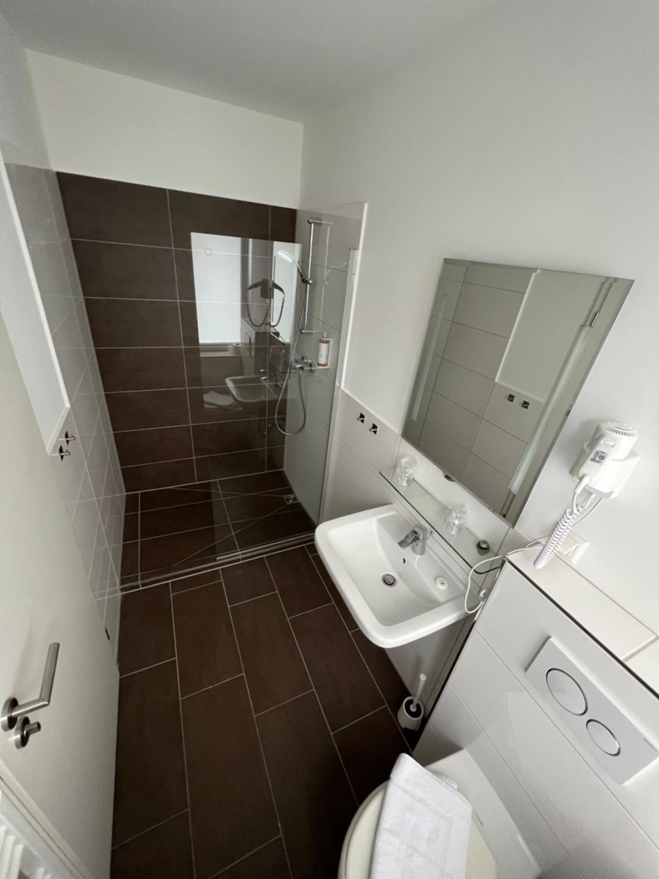 Standard Double Room - Photo 11