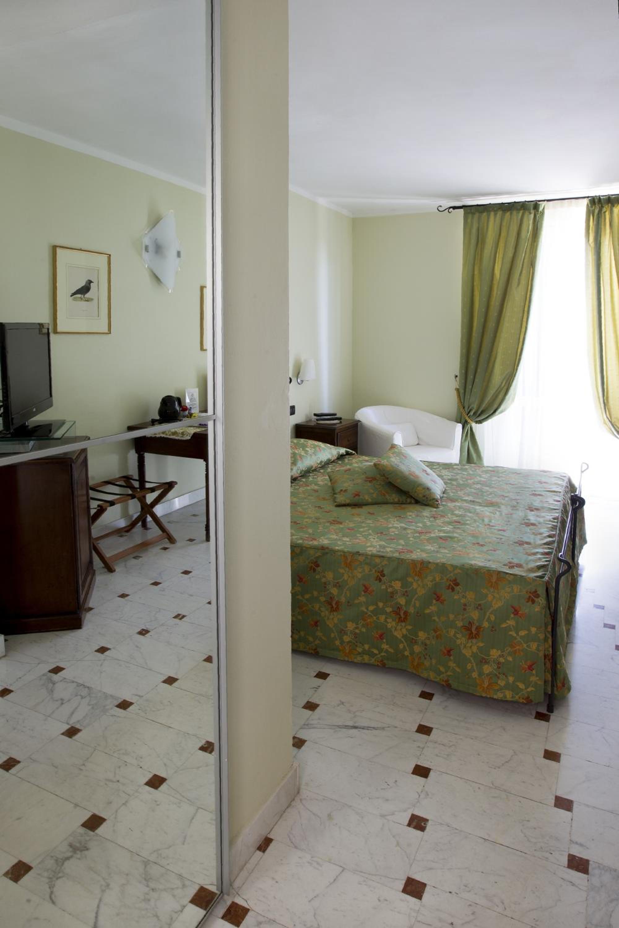 Deluxe Double Room - Photo 13