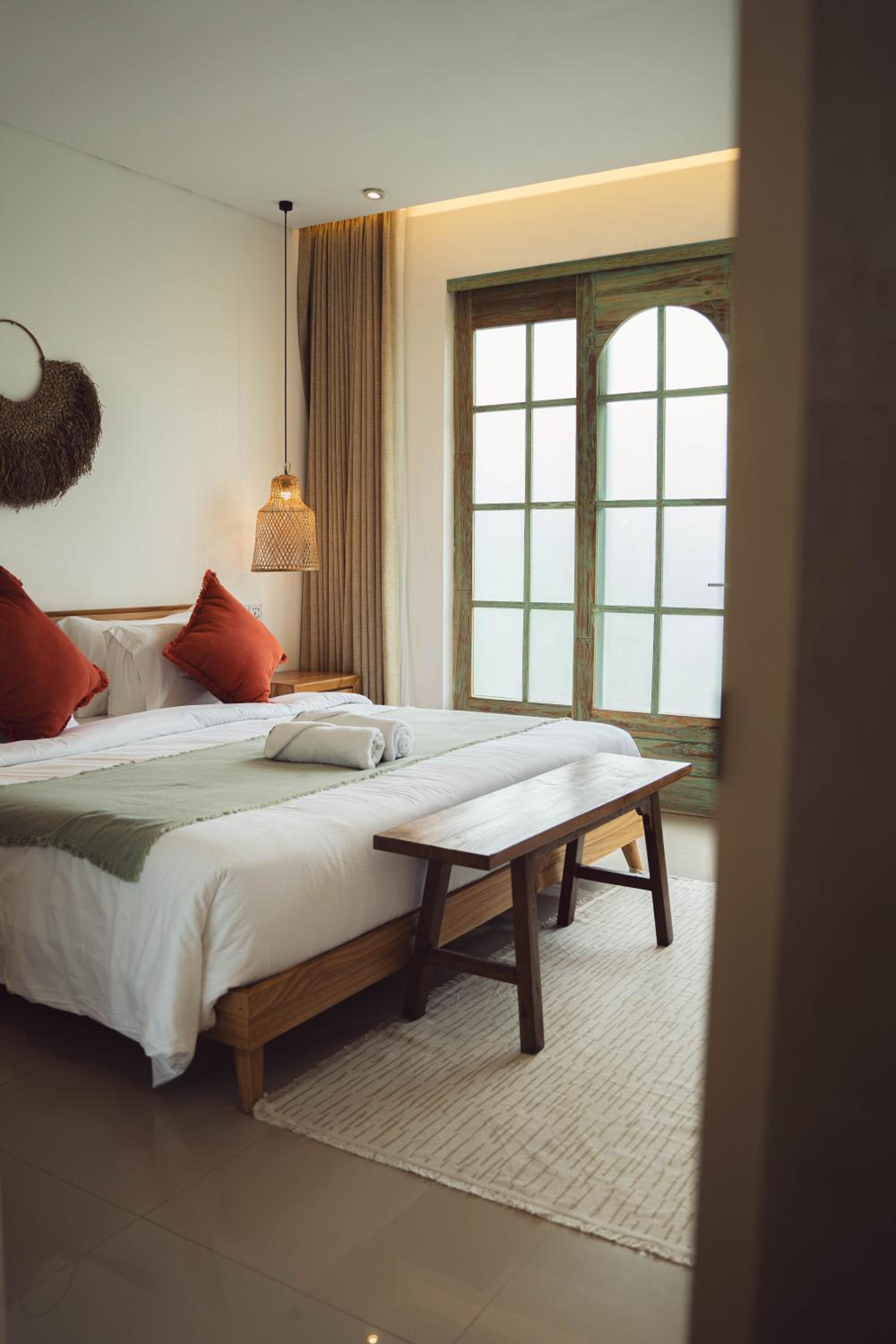 Deluxe King Room - Photo 9