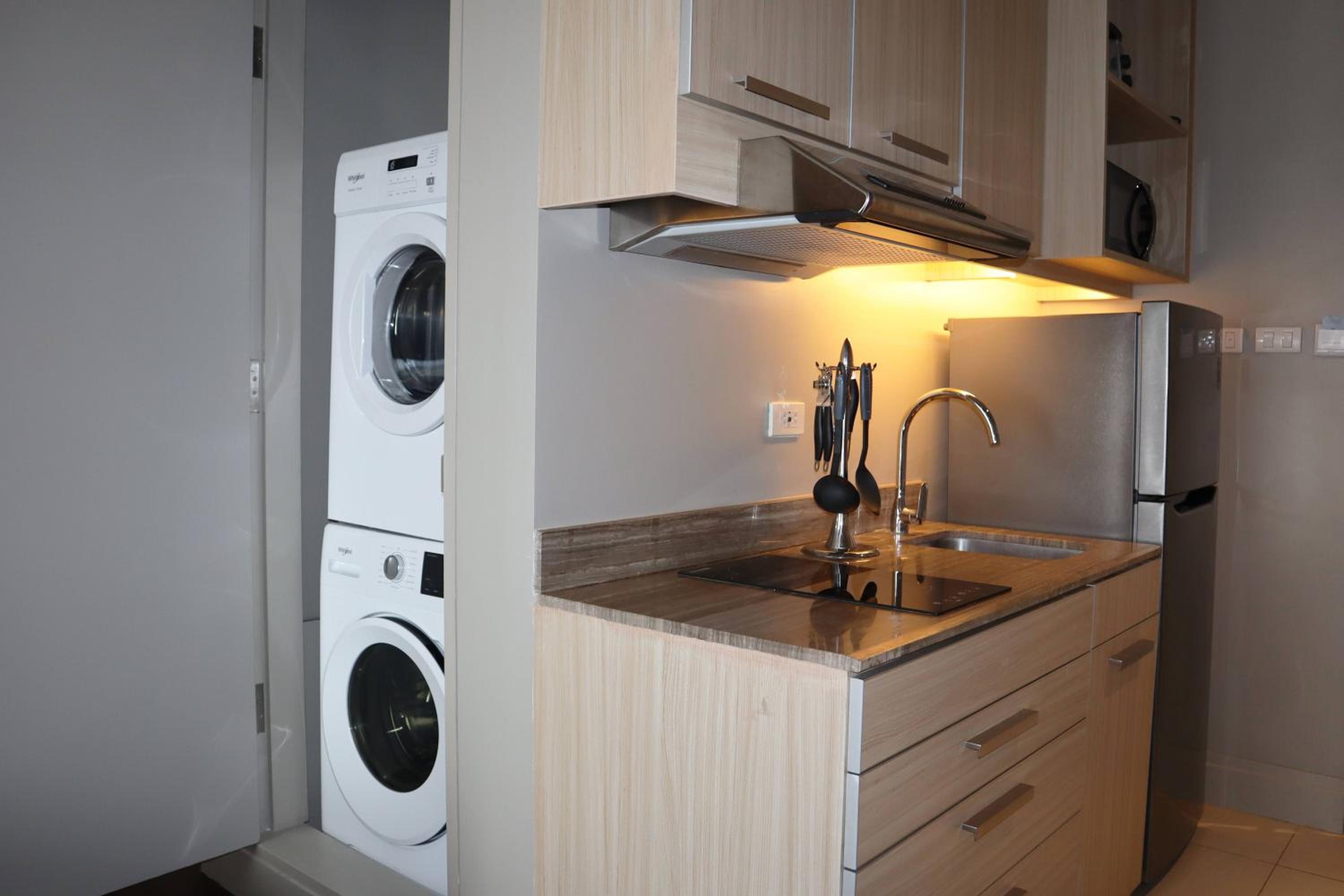 1 King Bed, One-Bedroom with Kitchenette and Living Area - Photo 4