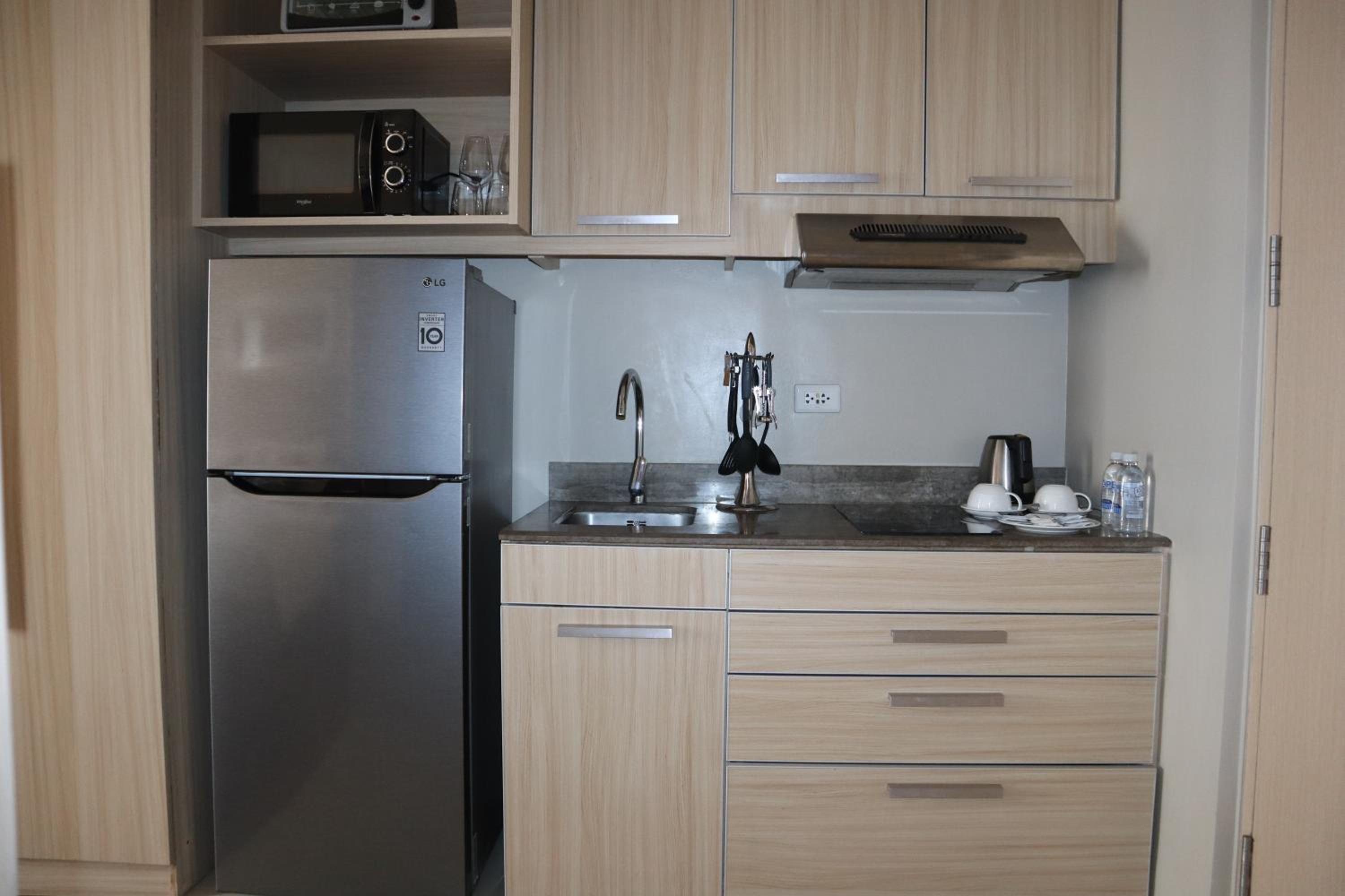 1 King Bed, Studio Room with Kitchenette - Photo 2