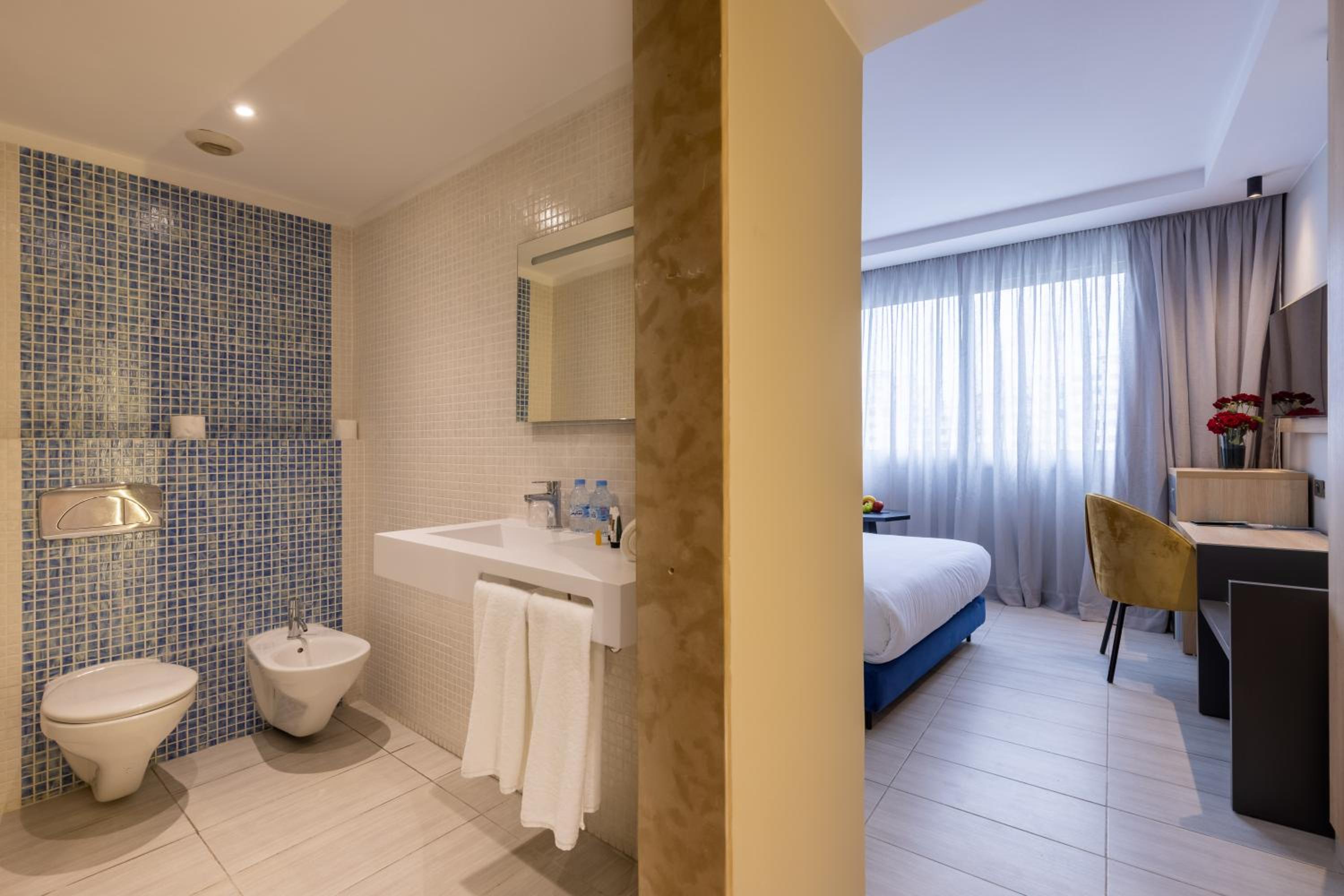 Superior Room , King Size Bed - Photo 4