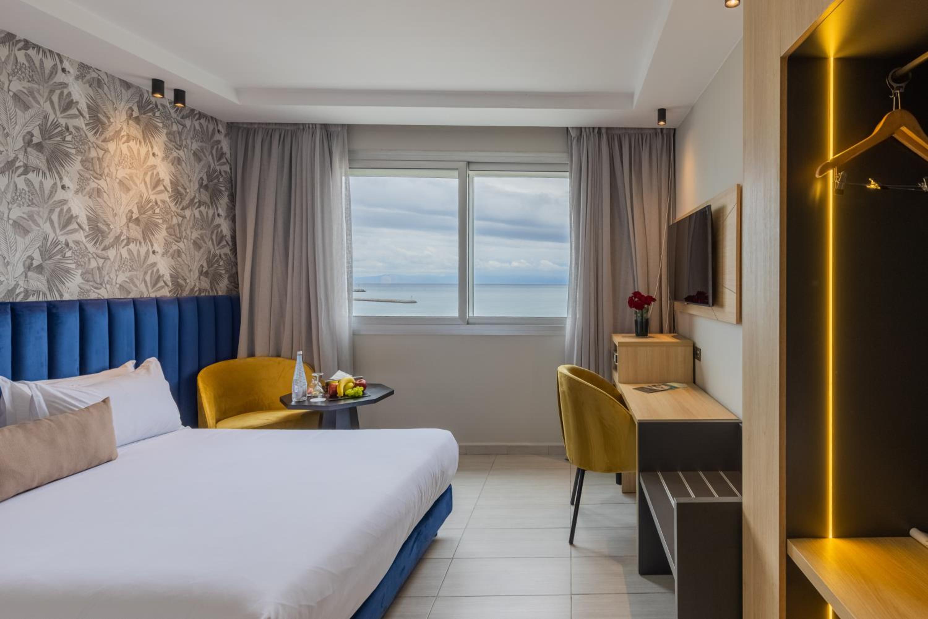 Superior Room, King Size Bed, Sea View - Photo 1