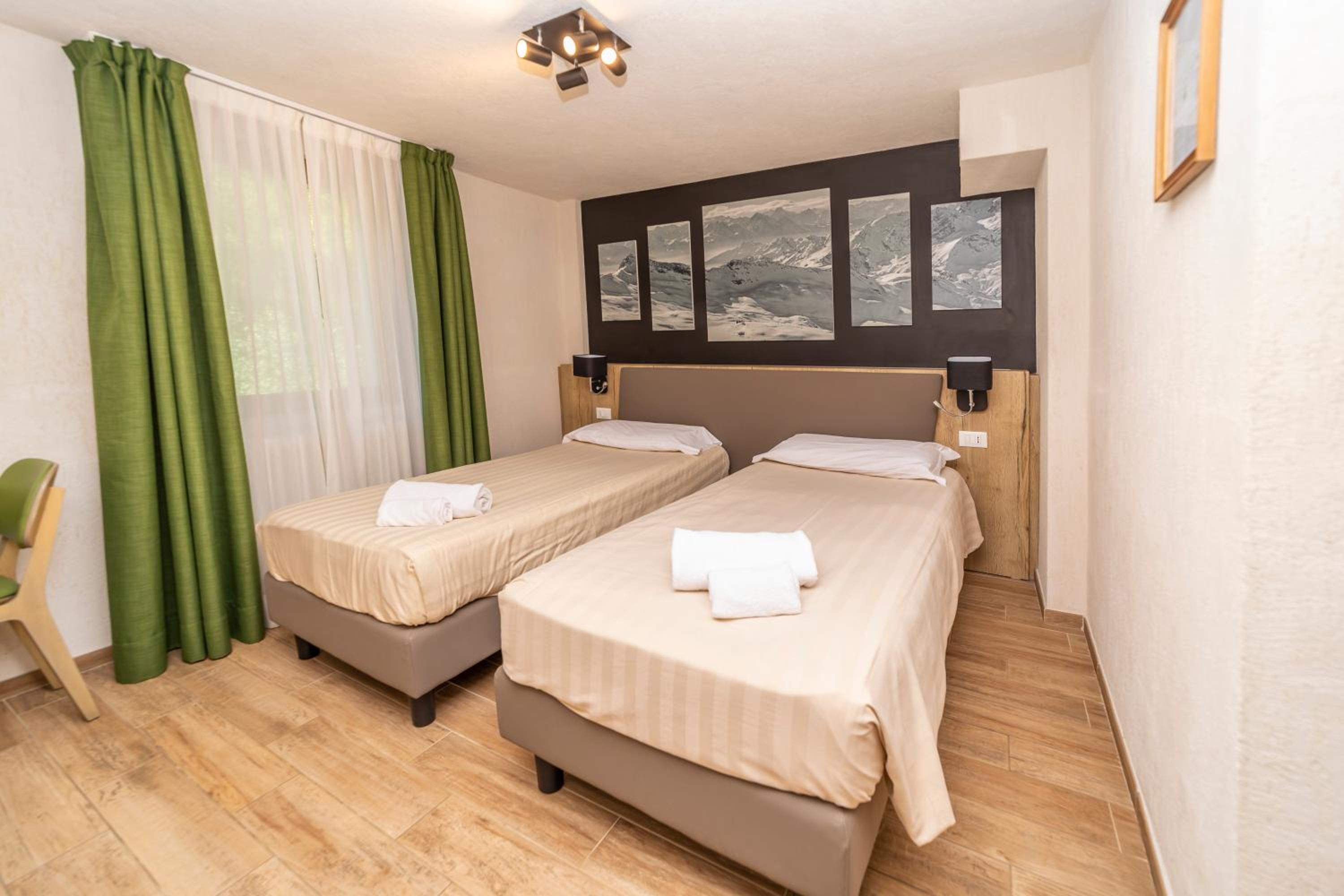 Double or Twin Room with Private Bathroom - Photo 2