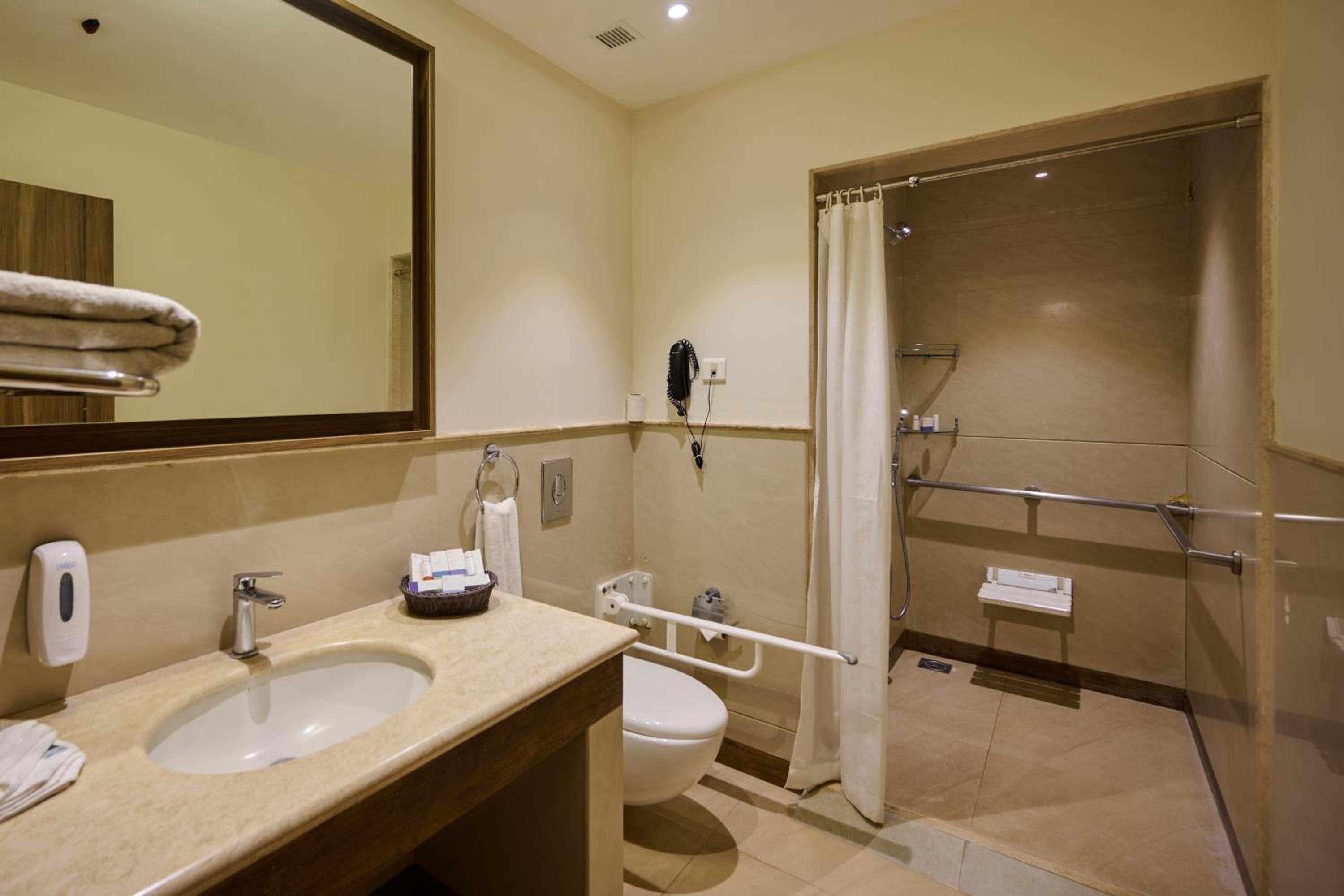 Deluxe king room with complimentary airport transfers - Photo 3