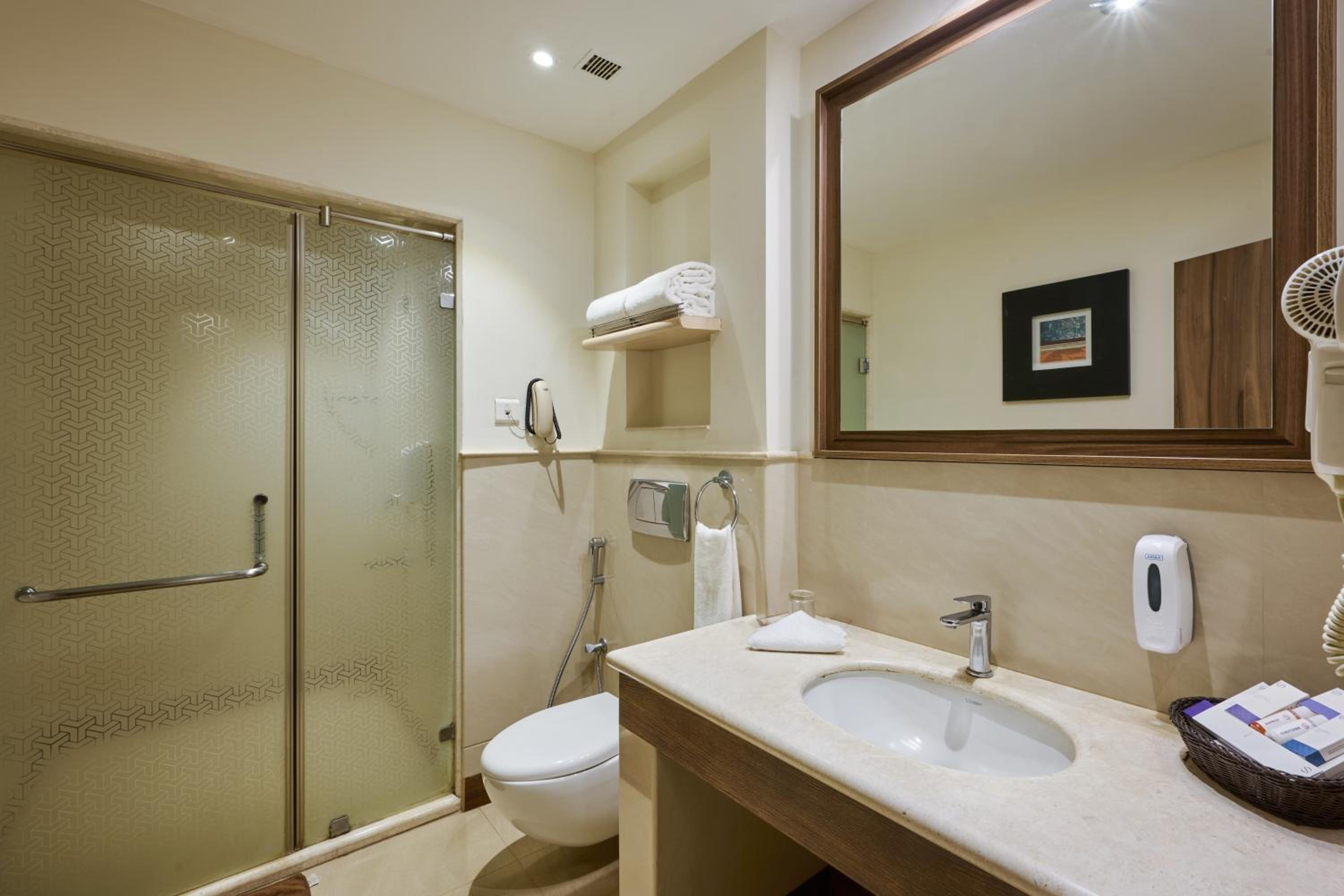 Deluxe king room with complimentary airport transfers - Photo 2