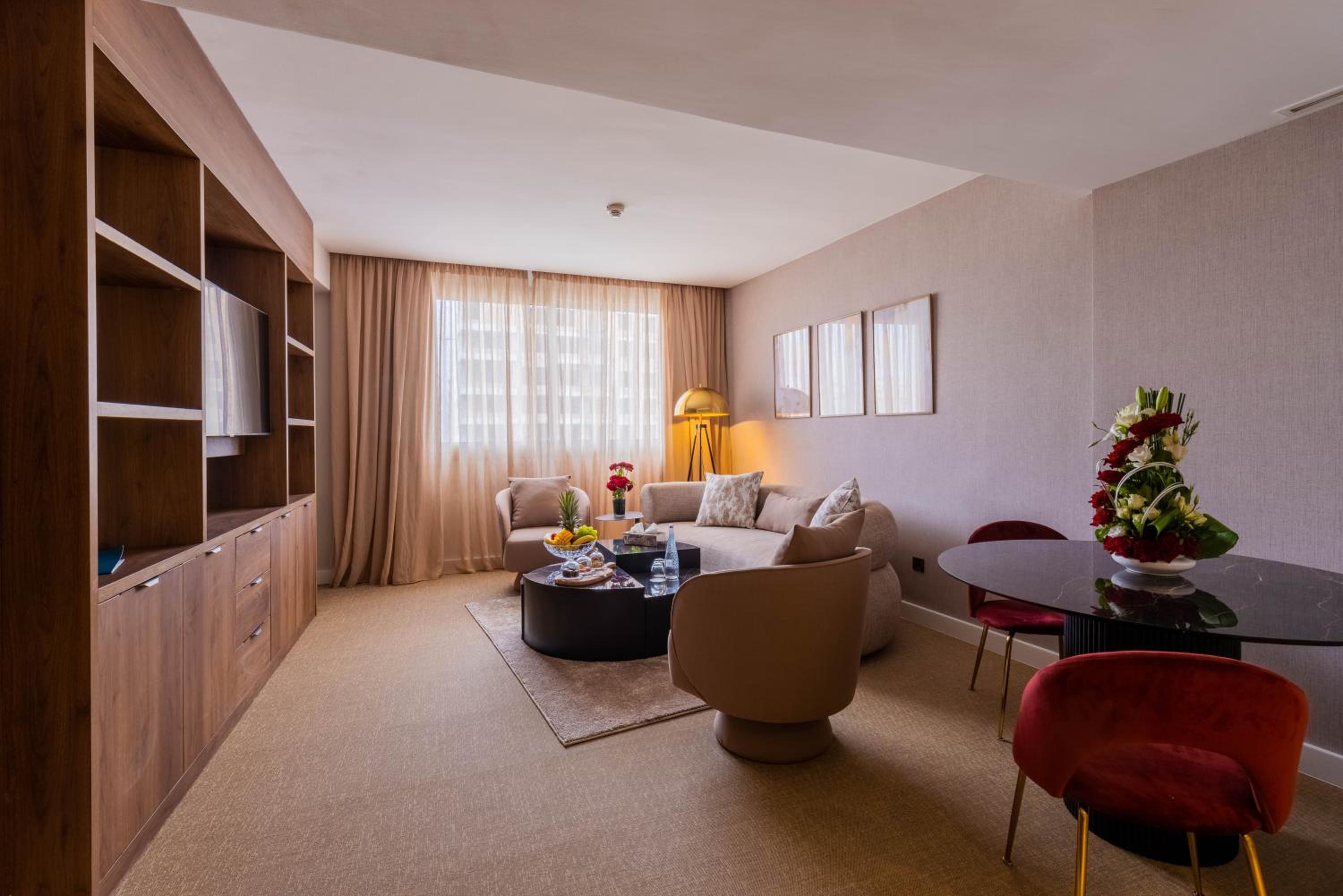 Executive Suite, King Size Bed, Pool View - Photo 4