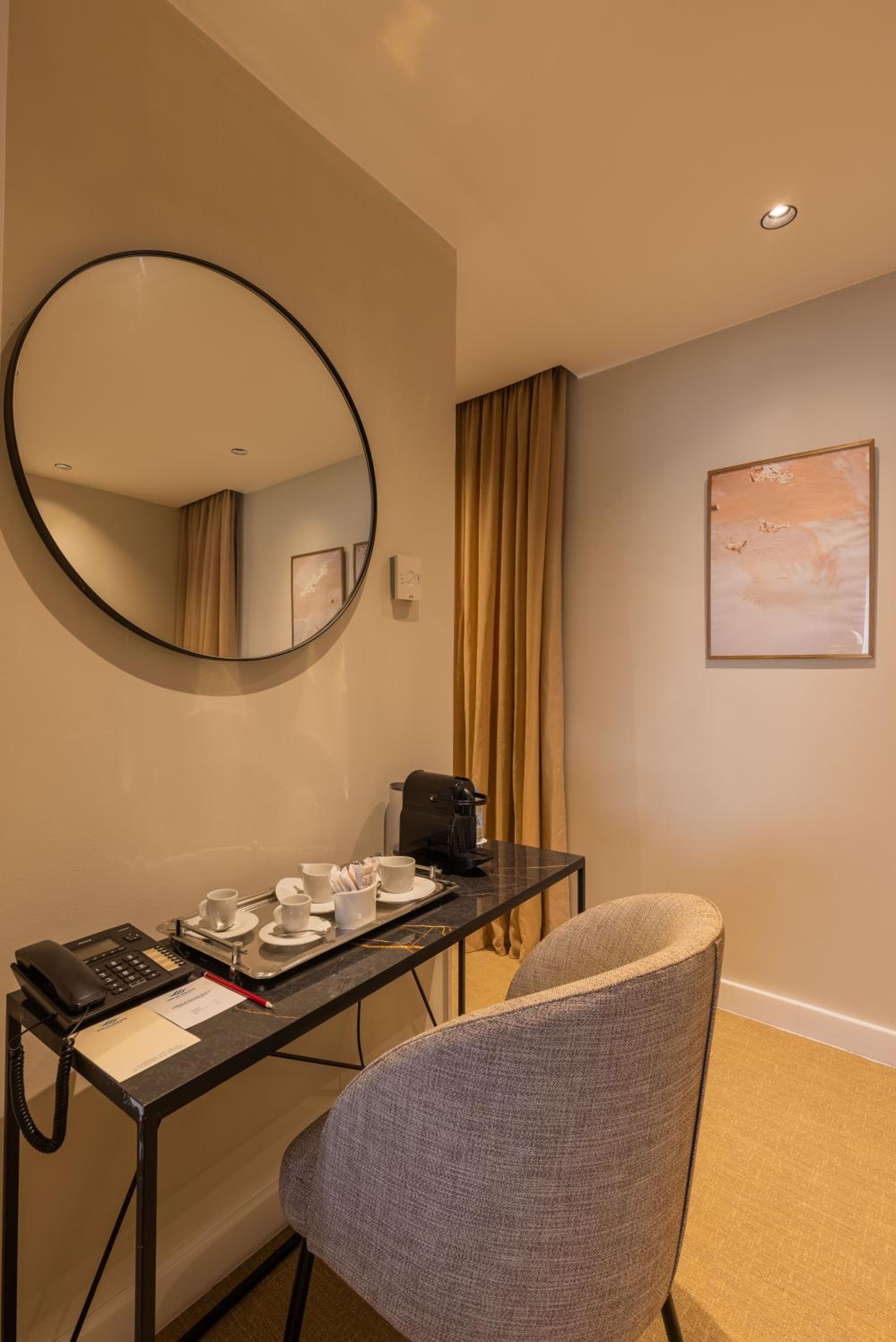 Executive Suite, King Size Bed, Pool View - Photo 6