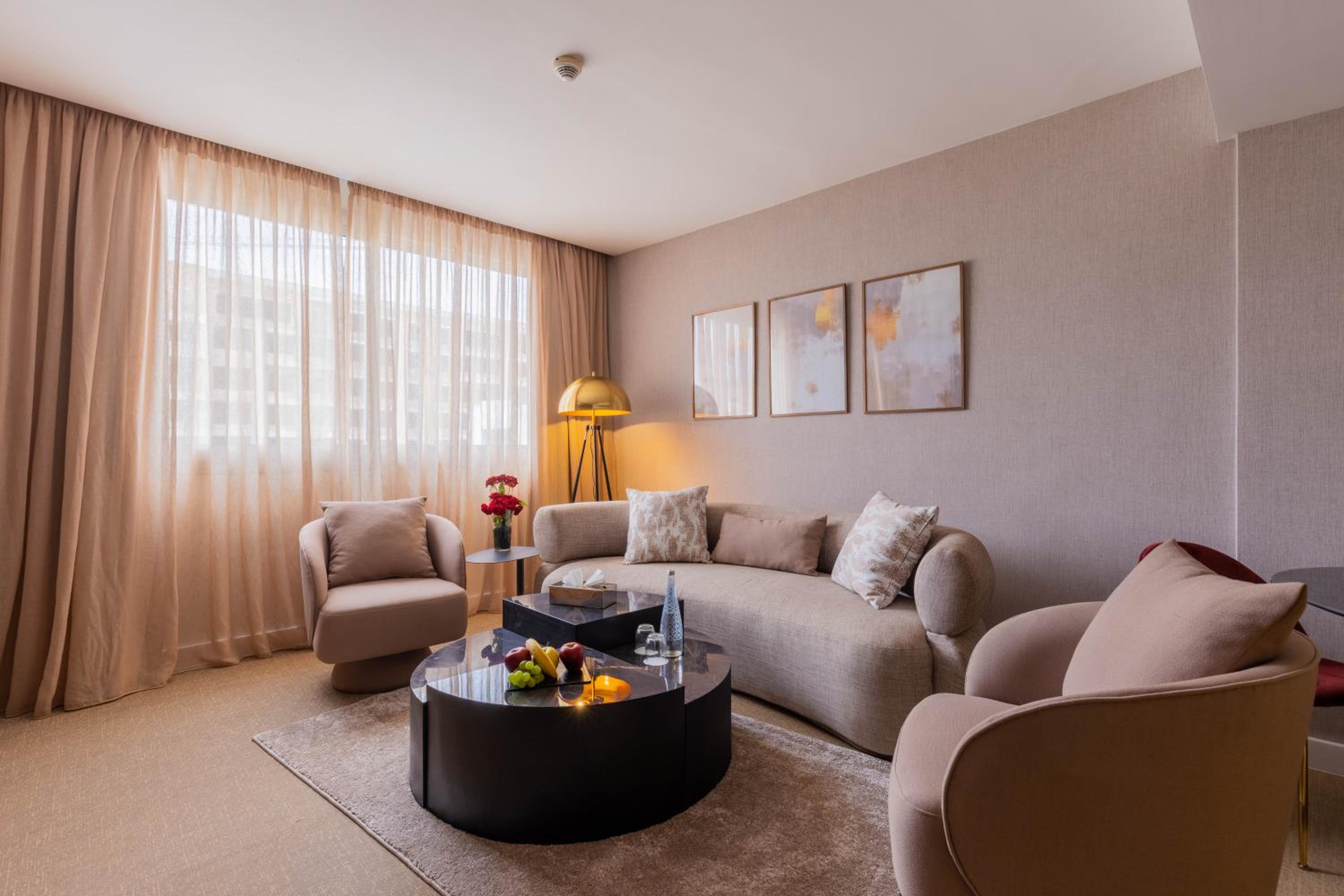 Executive Suite, King Size Bed, Pool View - Photo 7