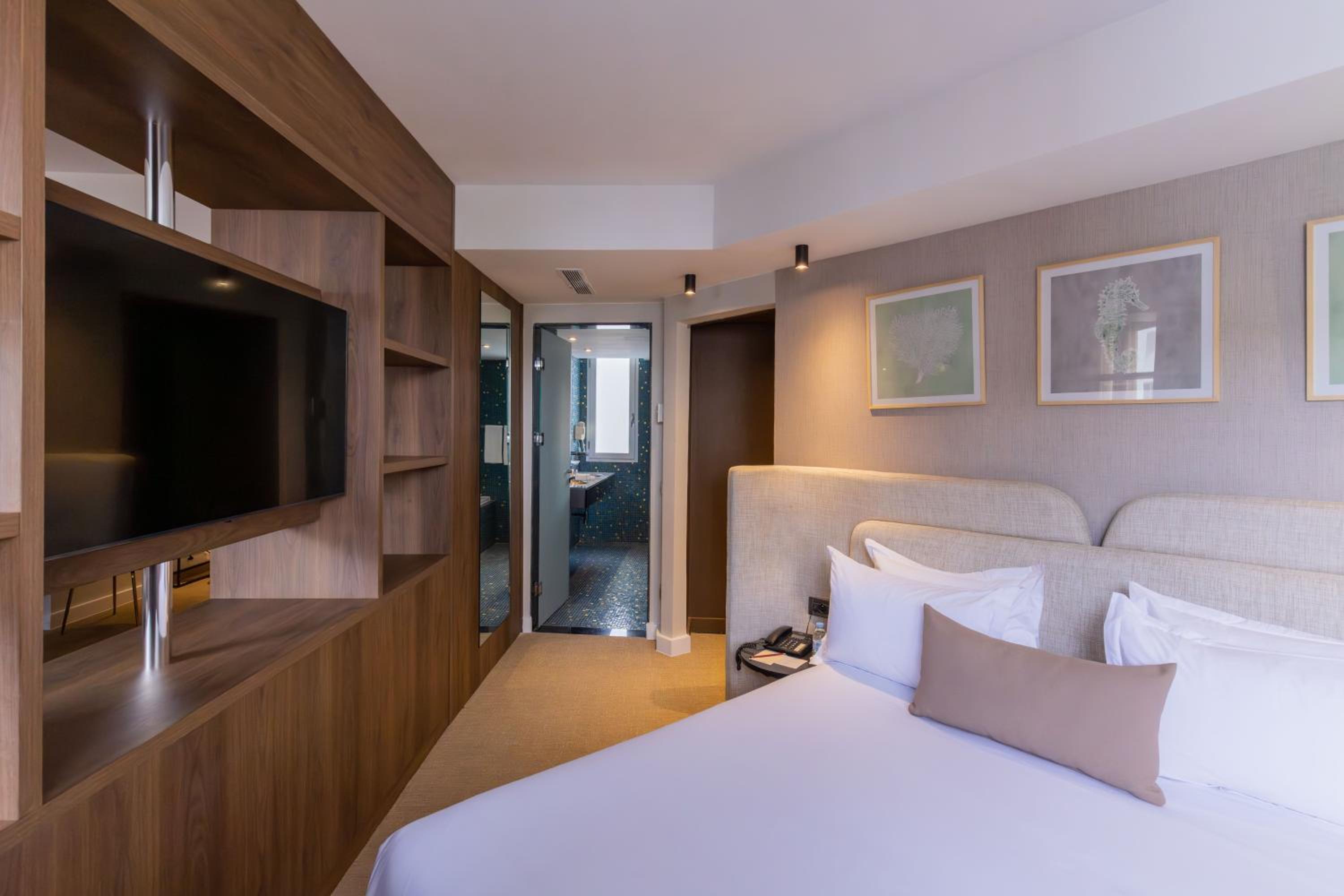 Executive Suite, King Size Bed, Pool View - Photo 3