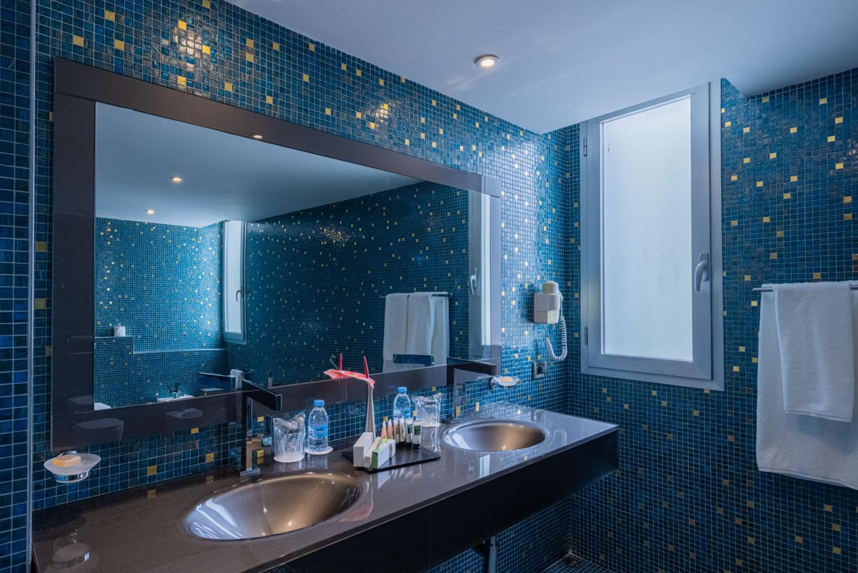 Executive Suite, King Size Bed, Pool View - Photo 9