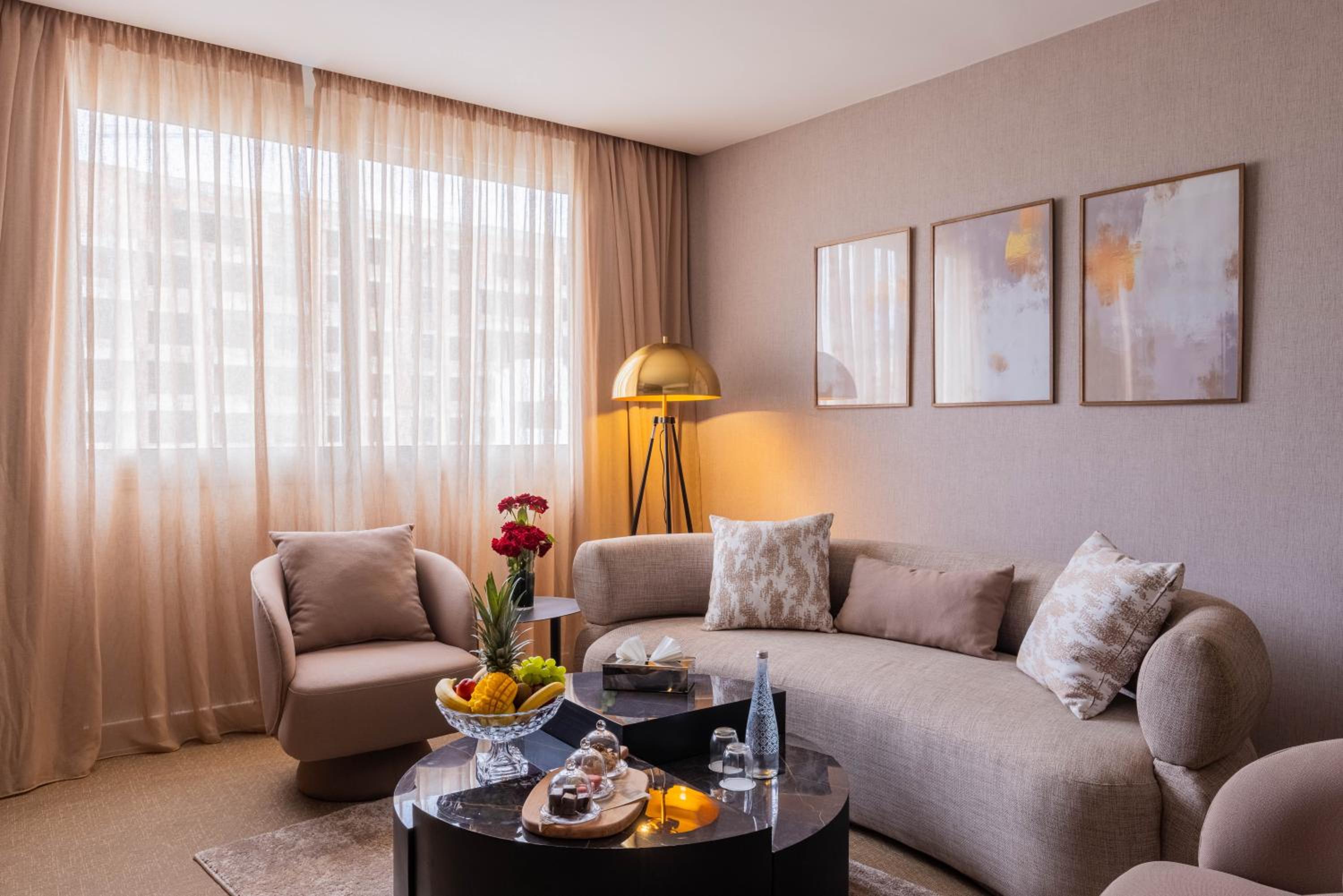 Executive Suite, King Size Bed, Pool View - Photo 5