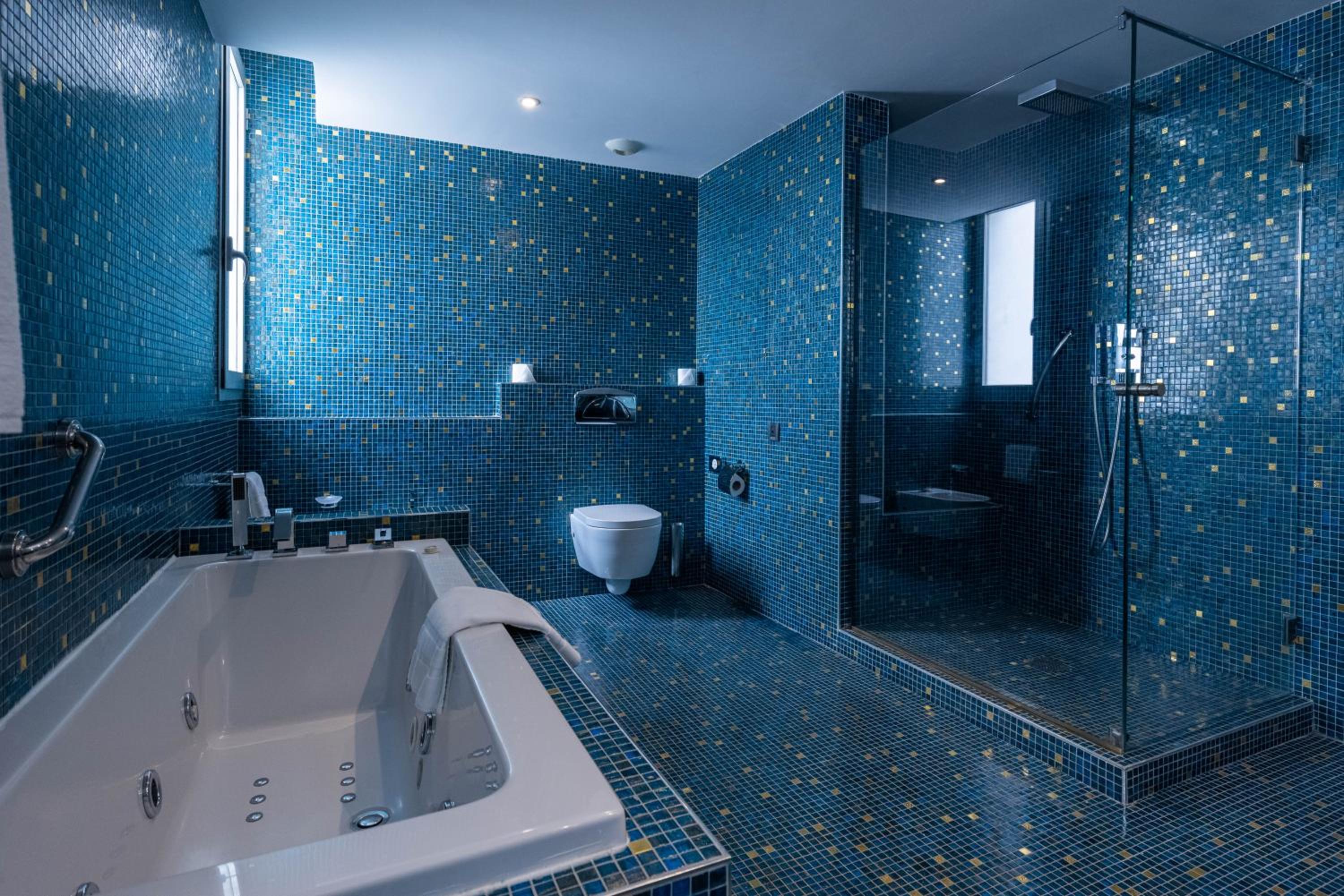 Executive Suite, King Size Bed, Pool View - Photo 10