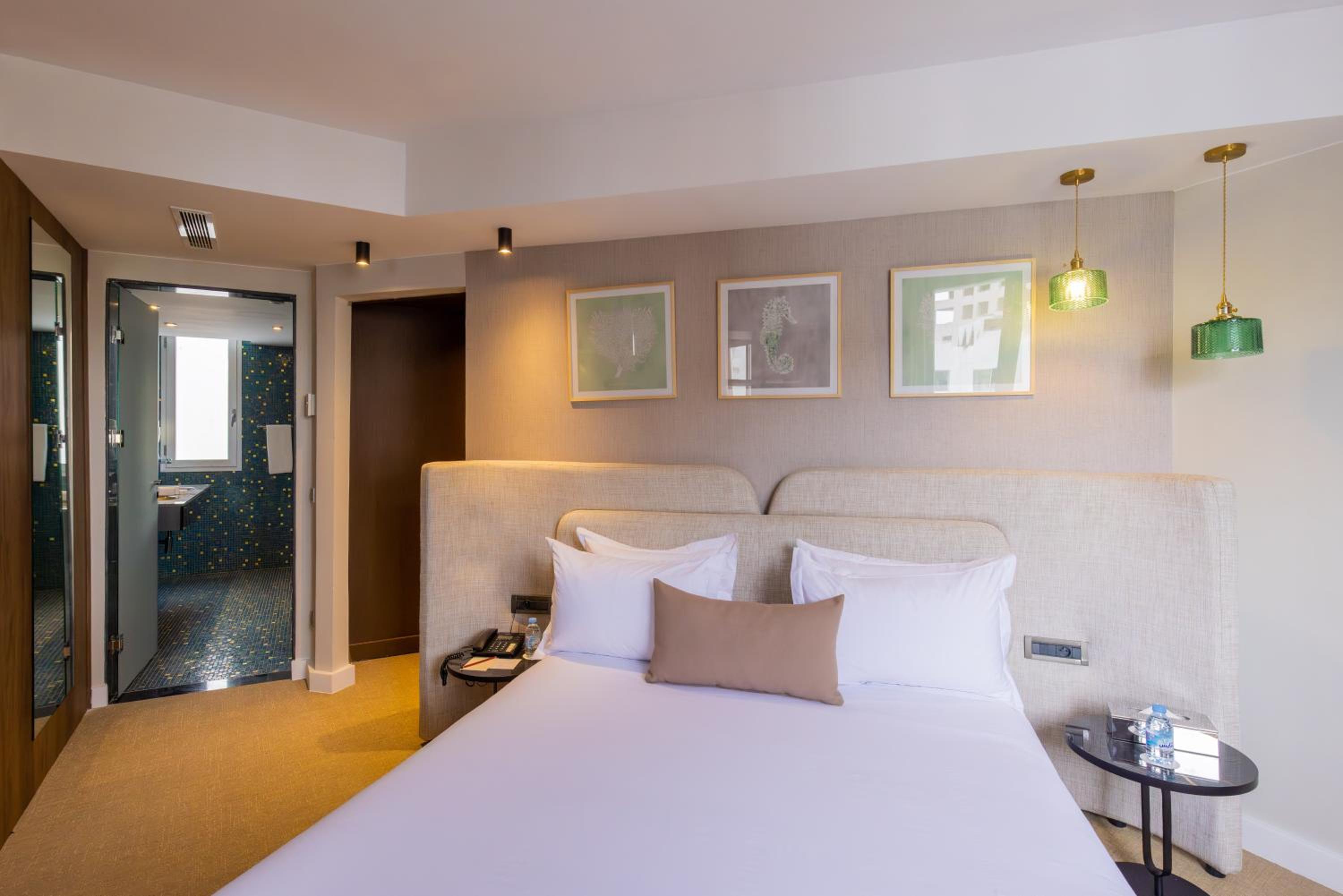 Executive Suite, King Size Bed, Pool View - Photo 1