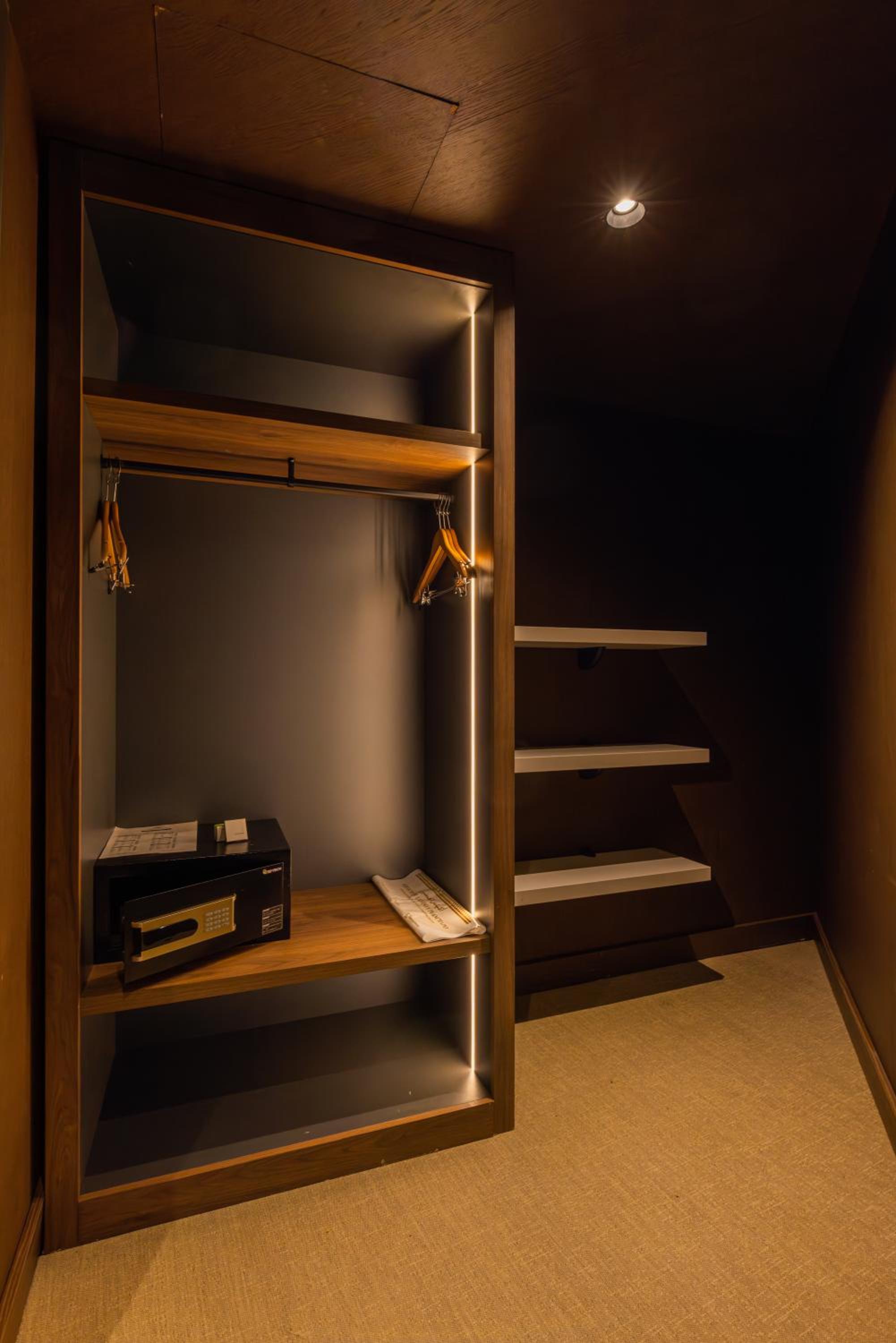 Executive Suite, King Size Bed, Pool View - Photo 8