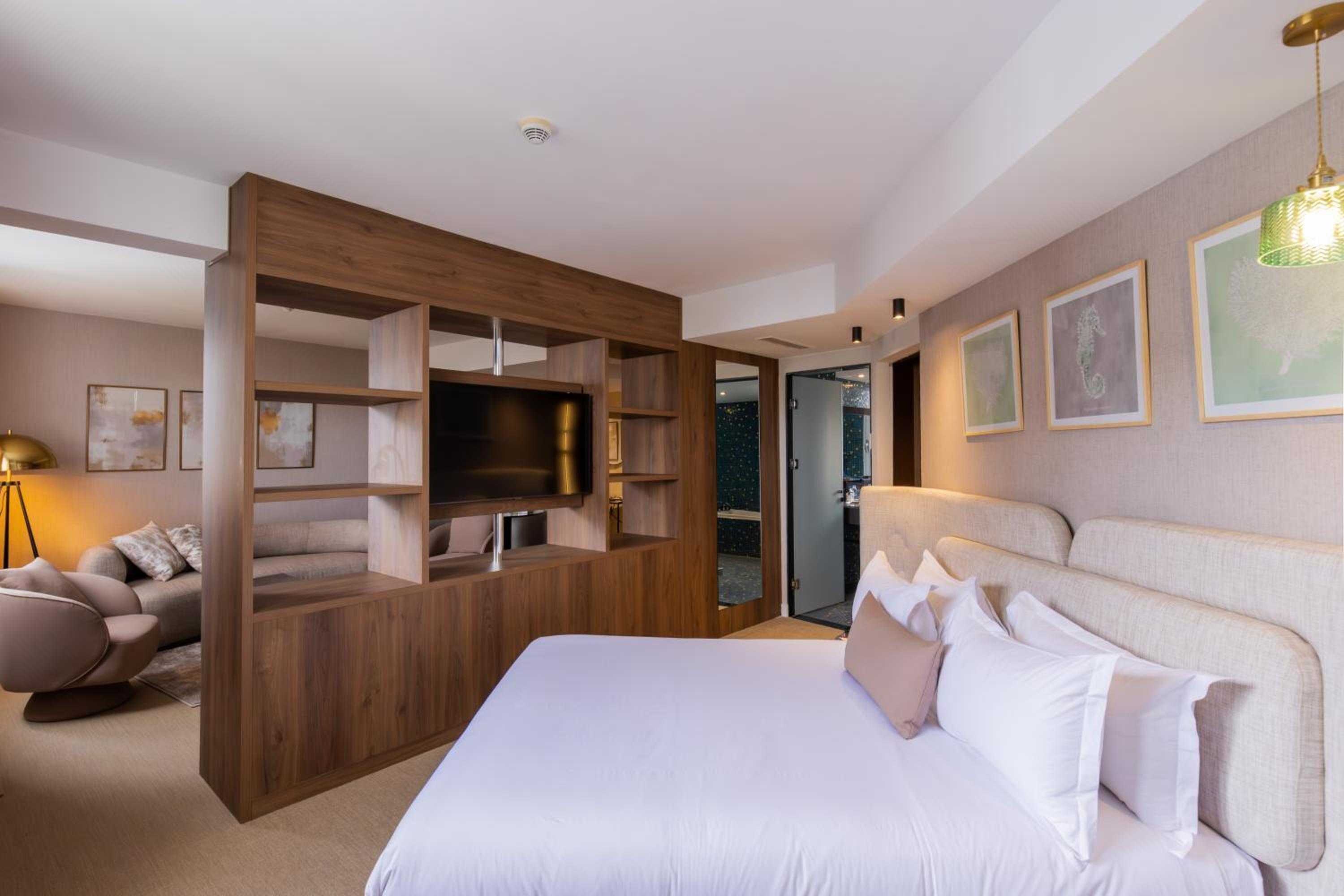 Executive Suite, King Size Bed, Pool View - Photo 2