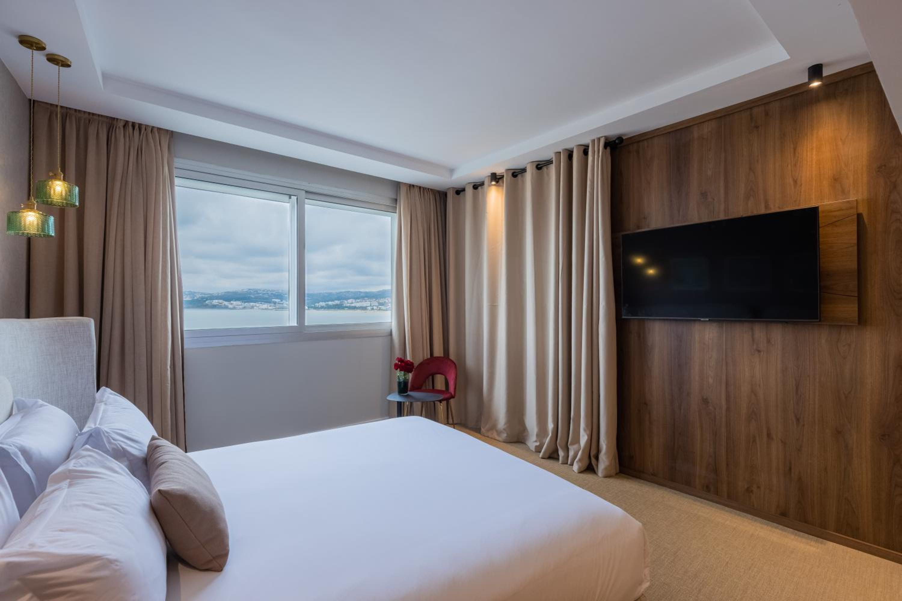 Executive Suite, King Size Bed, Sea View - Photo 2