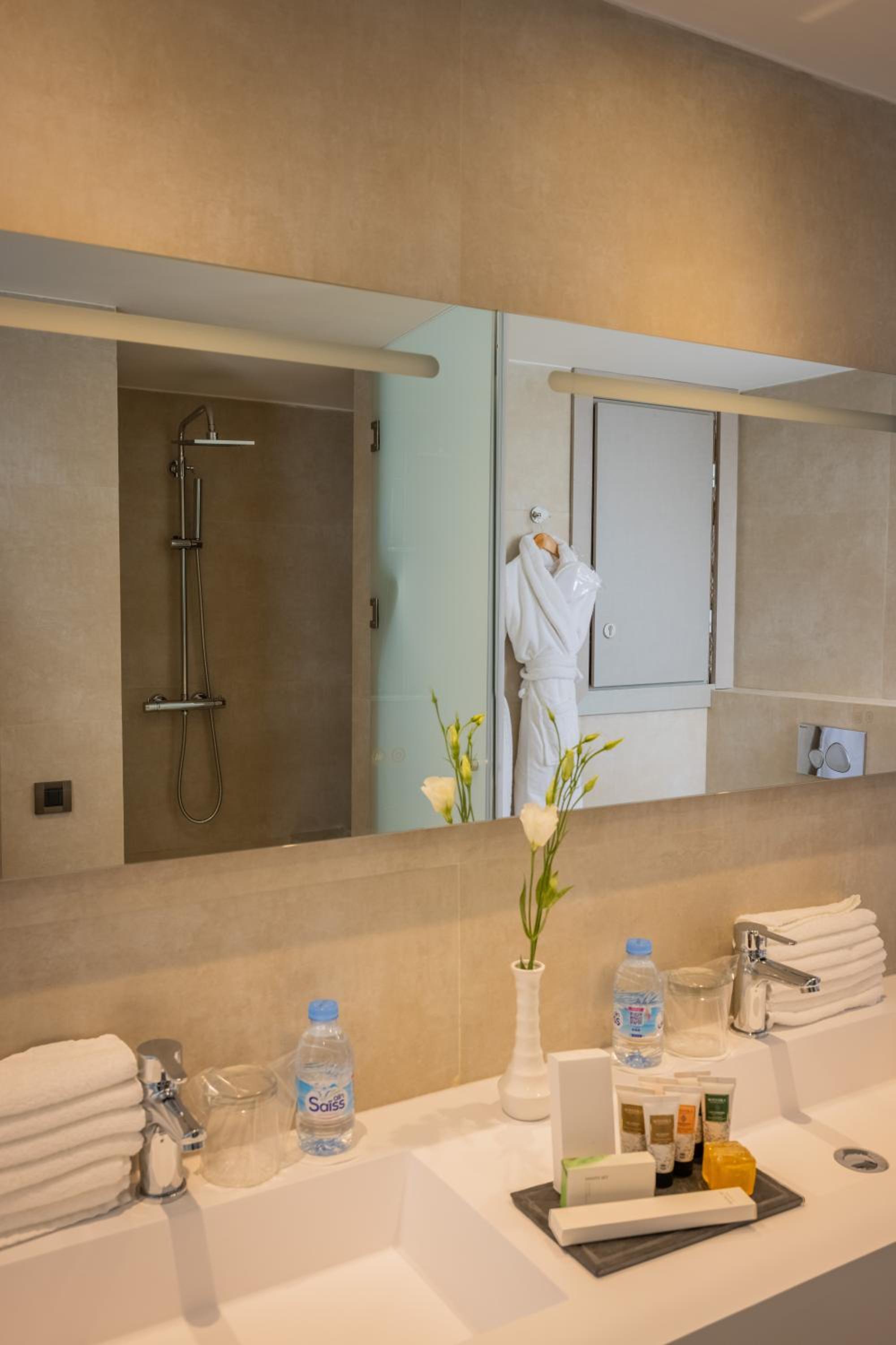 Executive Suite, King Size Bed, Sea View - Photo 9