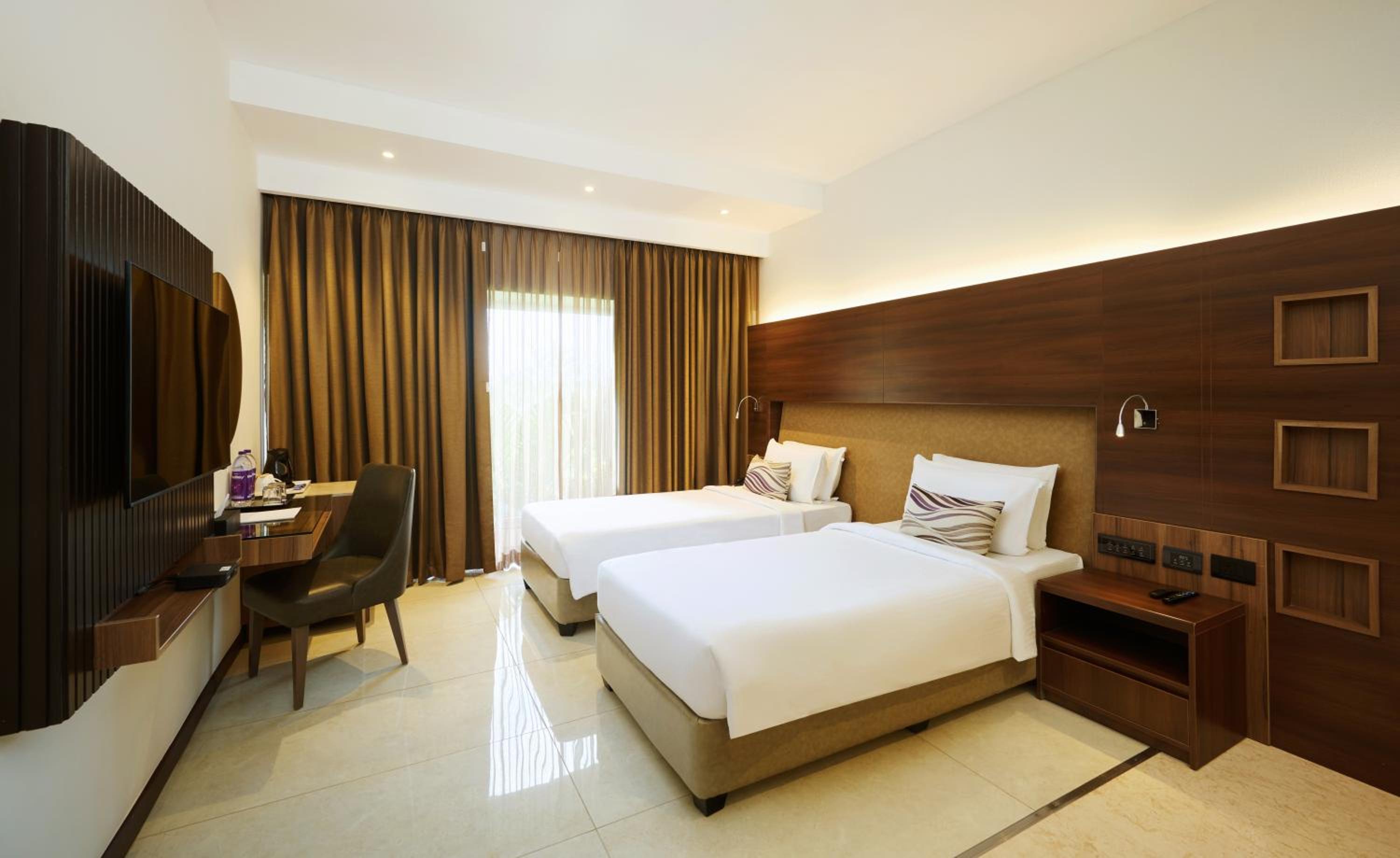 Deluxe twin room with complimentary airport transfers - Photo 4