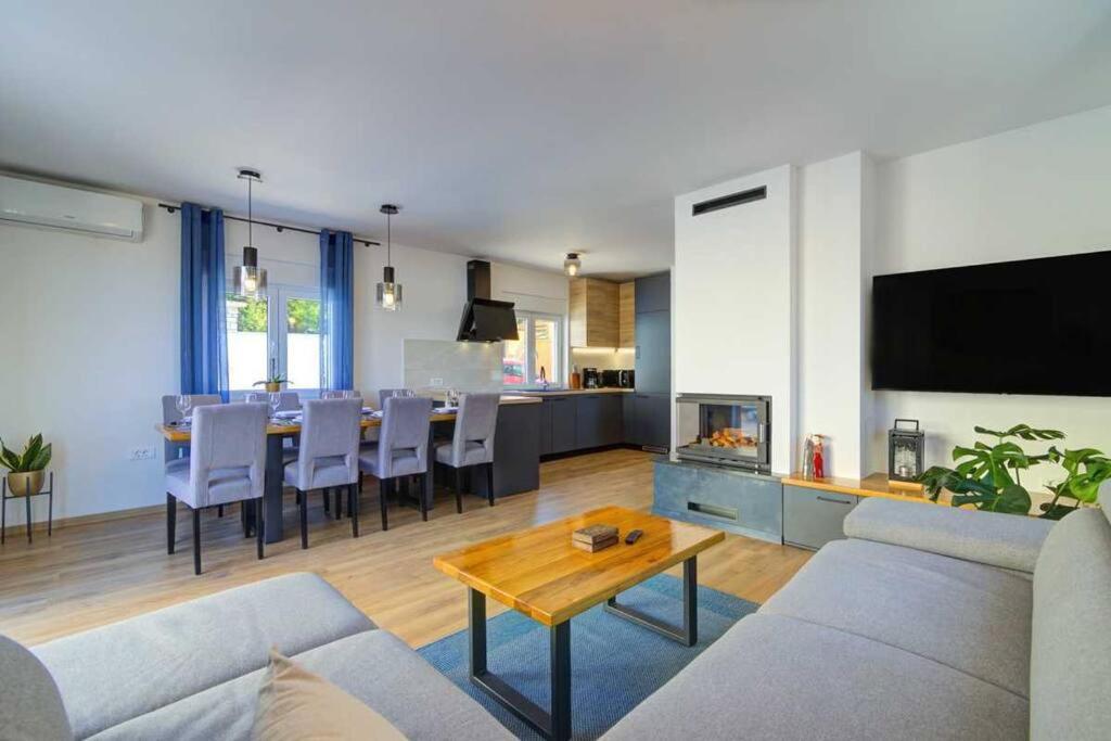 Villa photo 1