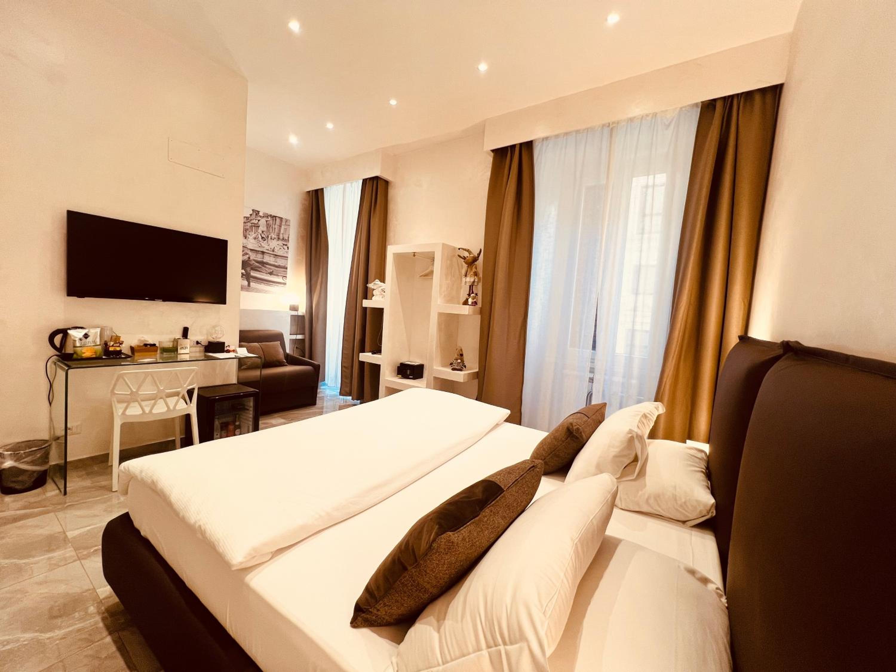 Deluxe Double Room with Balcony photo 2