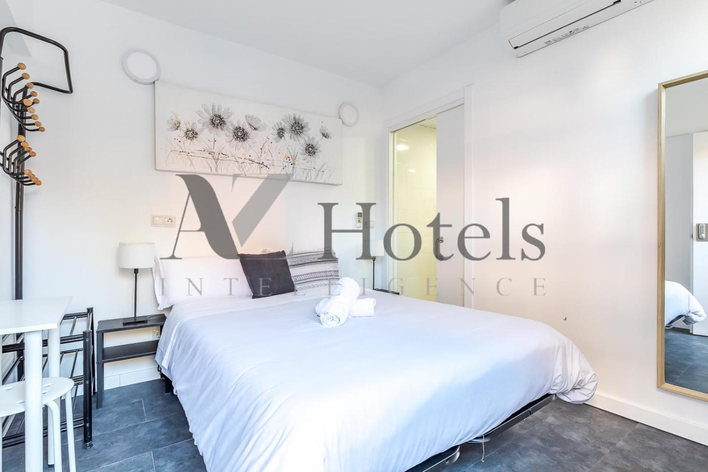 Double Room with Private Bathroom - Photo 18