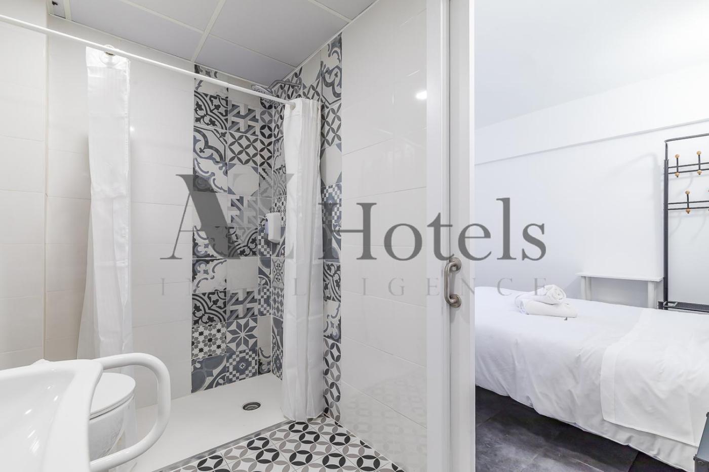 Double Room with Private Bathroom - Photo 3