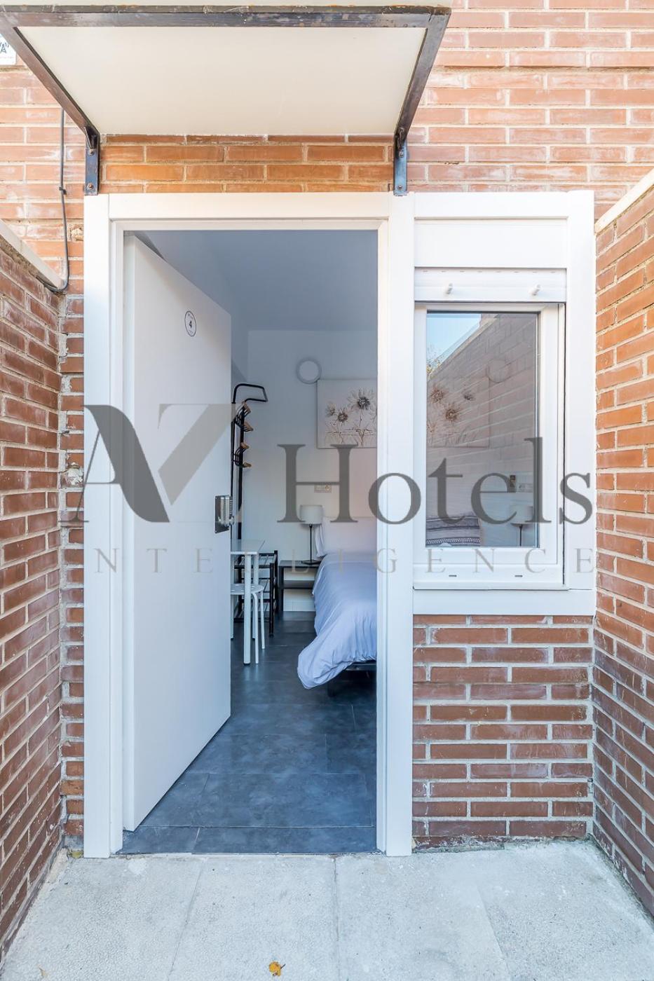 Double Room with Private Bathroom - Photo 8