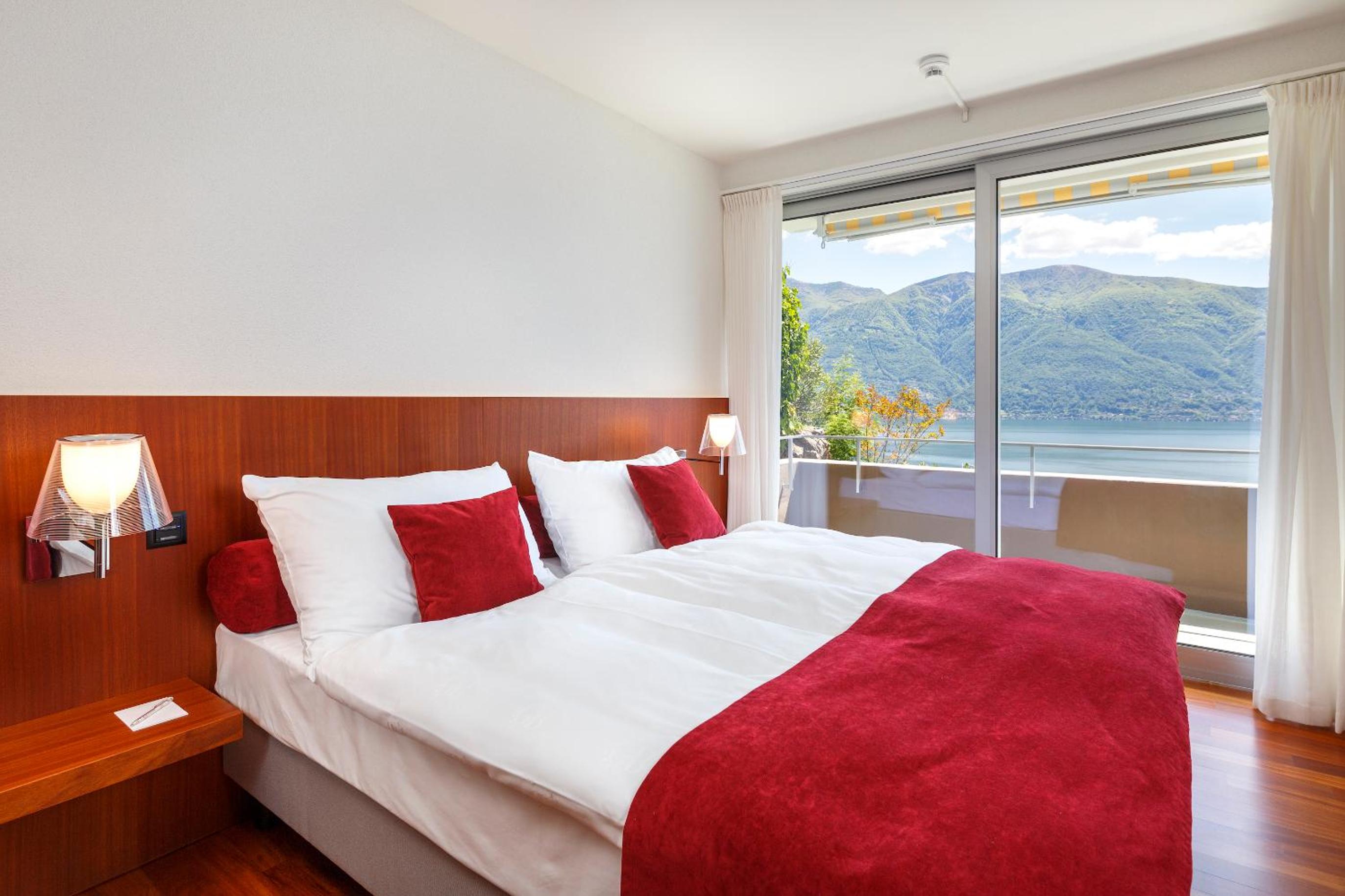 Modern Panorama Double Room with Balcony and Lake View photo 2