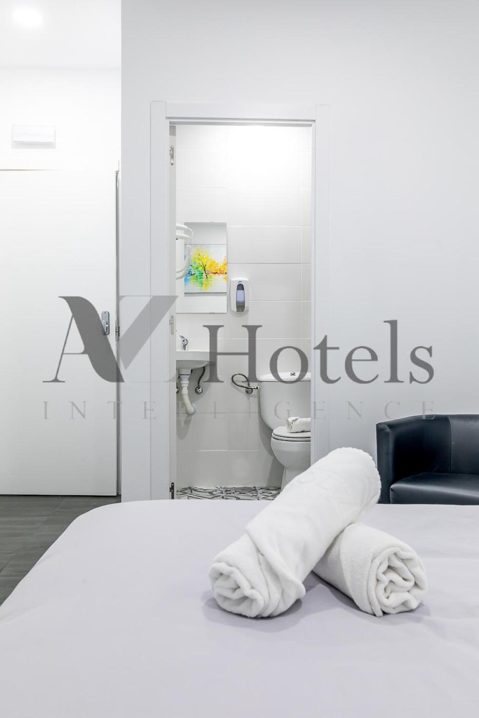 Double Room with Private Bathroom - Semi-basement - Photo 4