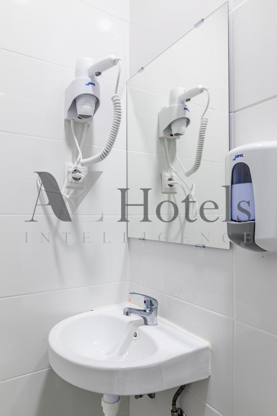 Double Room with Private Bathroom - Semi-basement - Photo 5