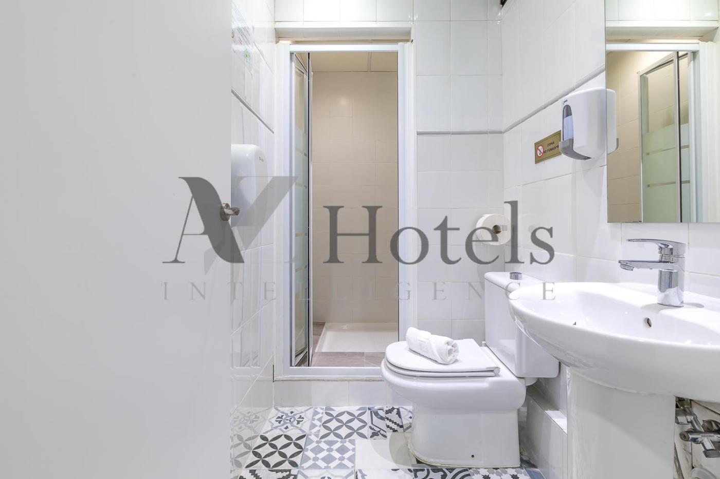 Double Room with Private Bathroom - Semi-basement - Photo 41